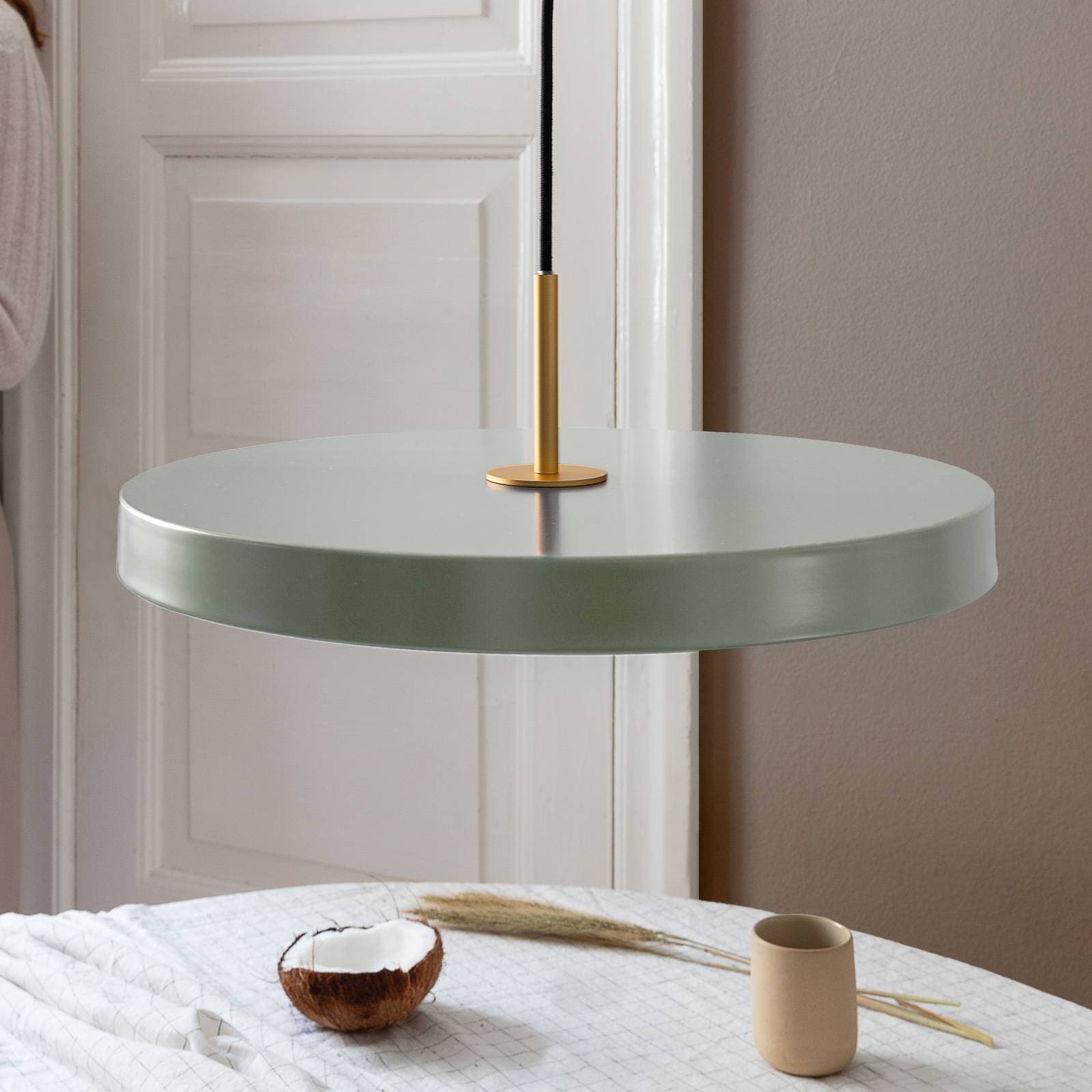 LED závesné svietidlo UMAGE Asteria Medium svetlozelená/mosadz Ø 43 cm