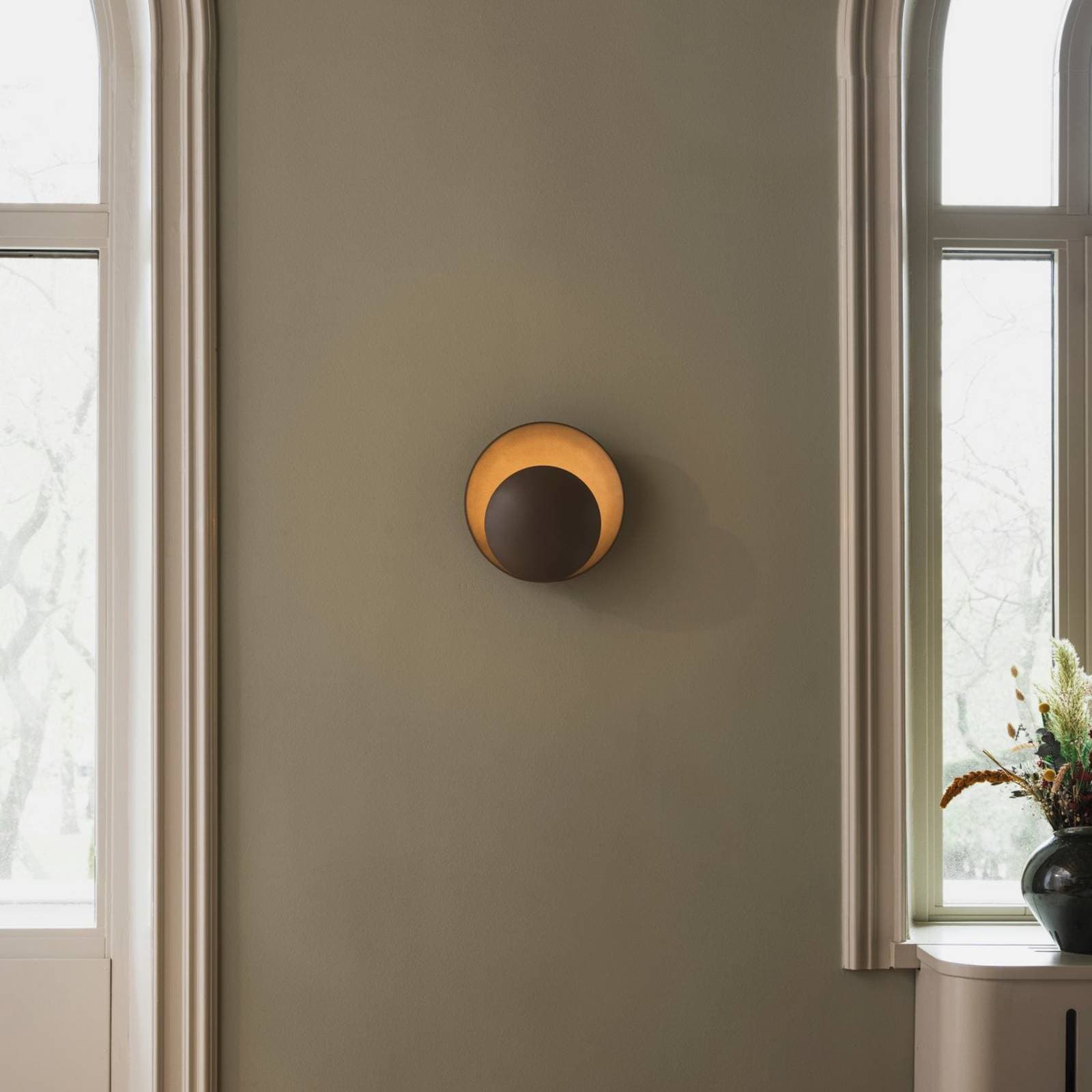 Globen Lighting Nástenné svetlo ORBIT, hnedé, Ø 30 cm, zástrčka