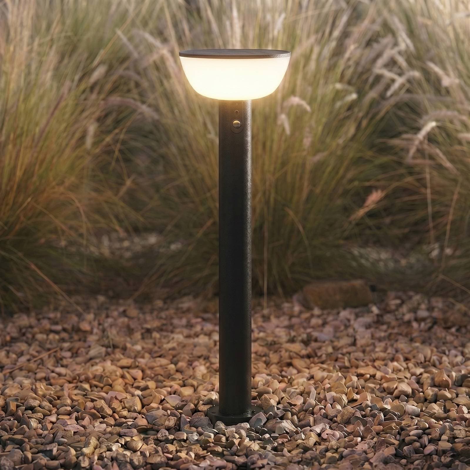 Solárne LED osvetlenie chodníka Lindby Obintu, čierne, 63 cm, so senzorom