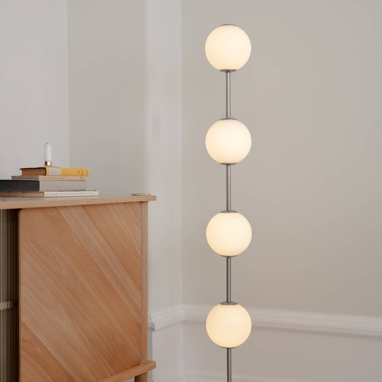 UMAGE LED stojacia lampa Audrey, oceľová farba, výška 128 cm, 4-pl.