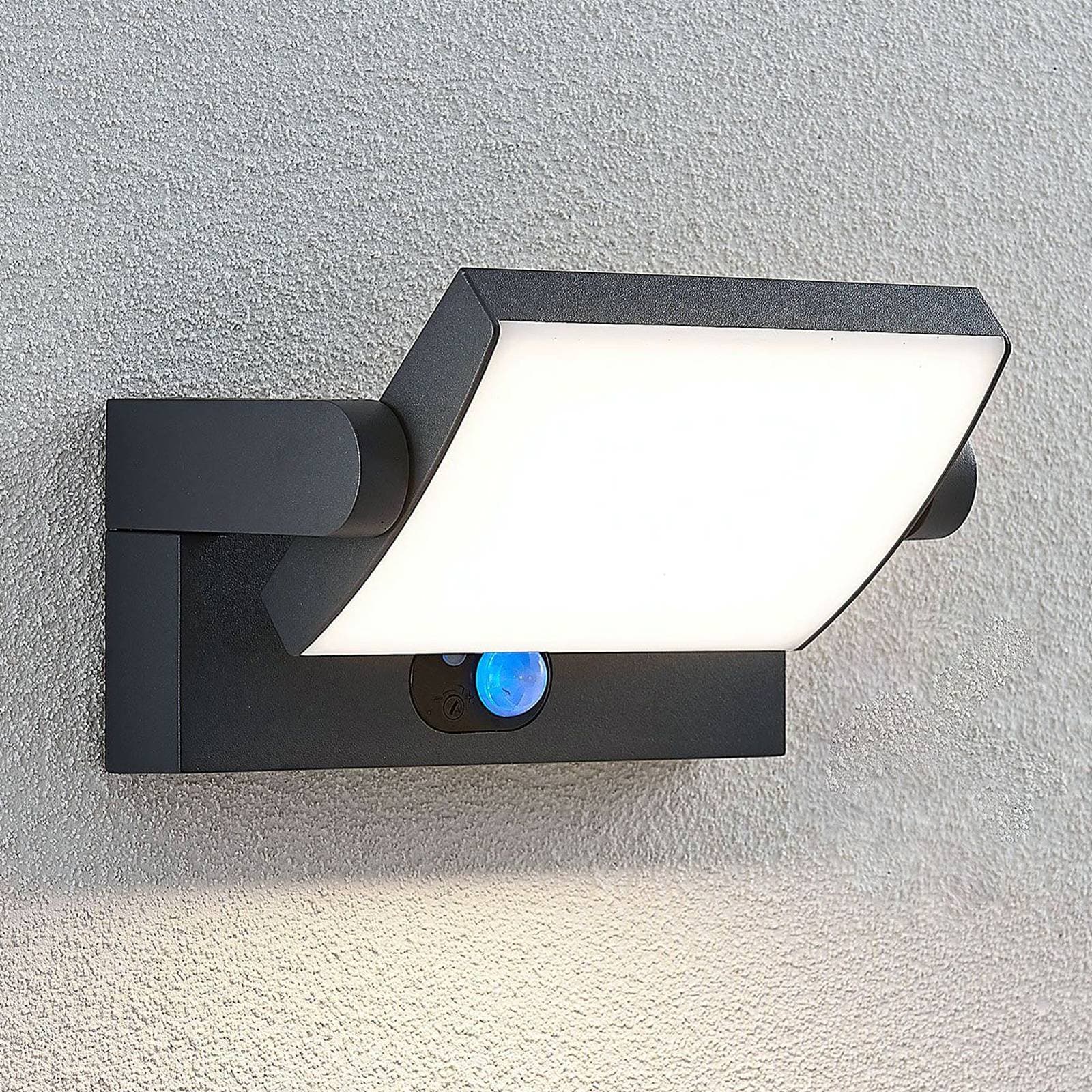 Lindby LED solárna nástenná lampa Sherin, antracitová, so senzorom, IP54