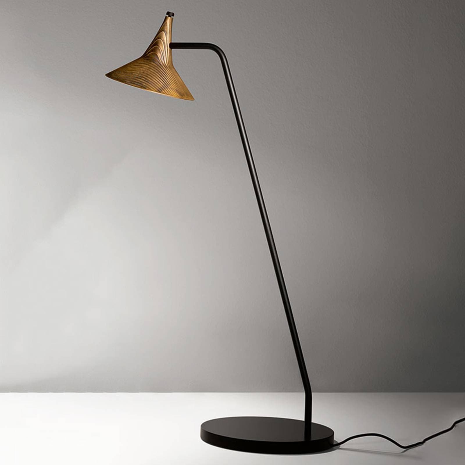Stolná lampa Artemide Unterlinden mosadz 3 000K
