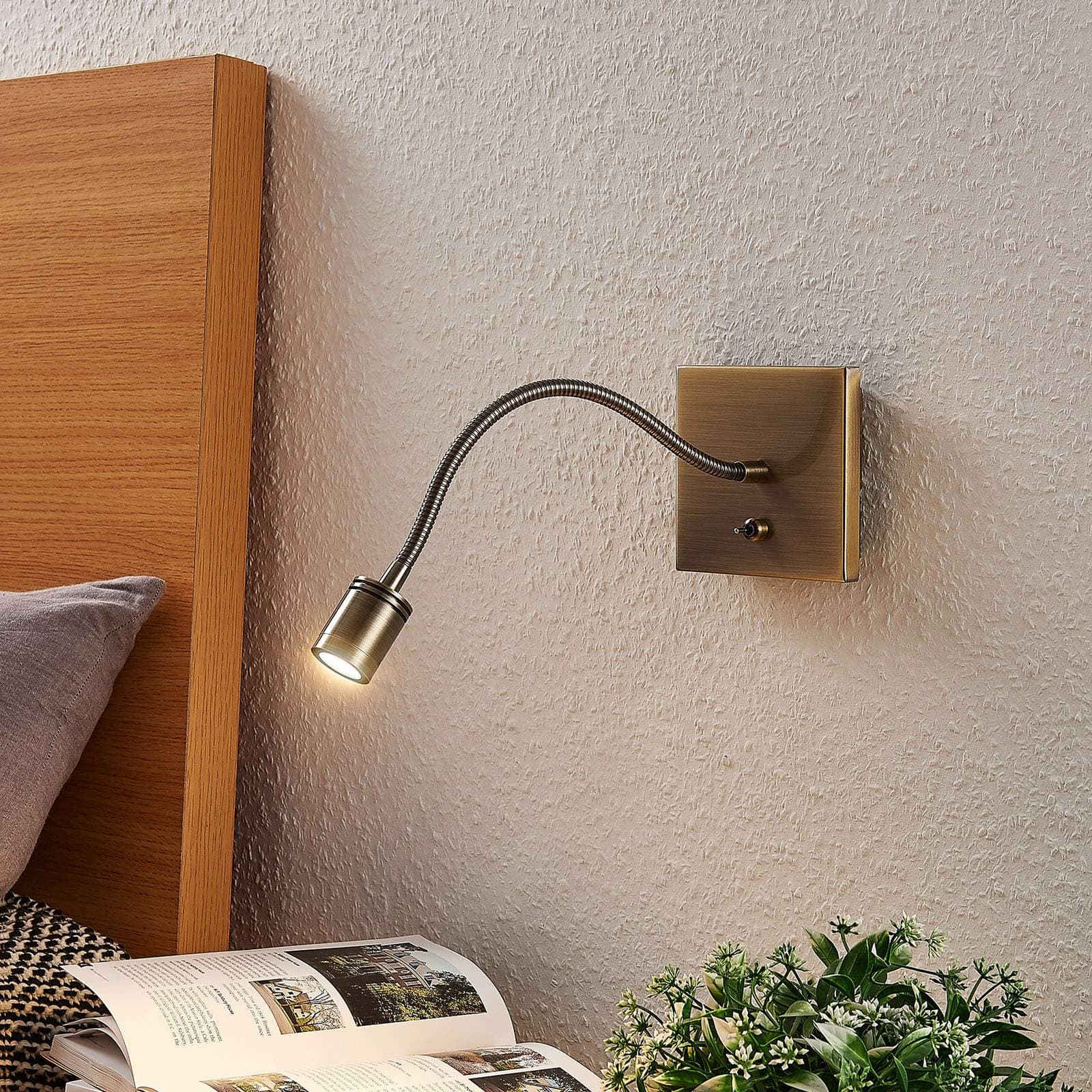 Lindby LED nástenné svietidlo Mayar, 2, mosadz, lampa na čítanie, 11 cm