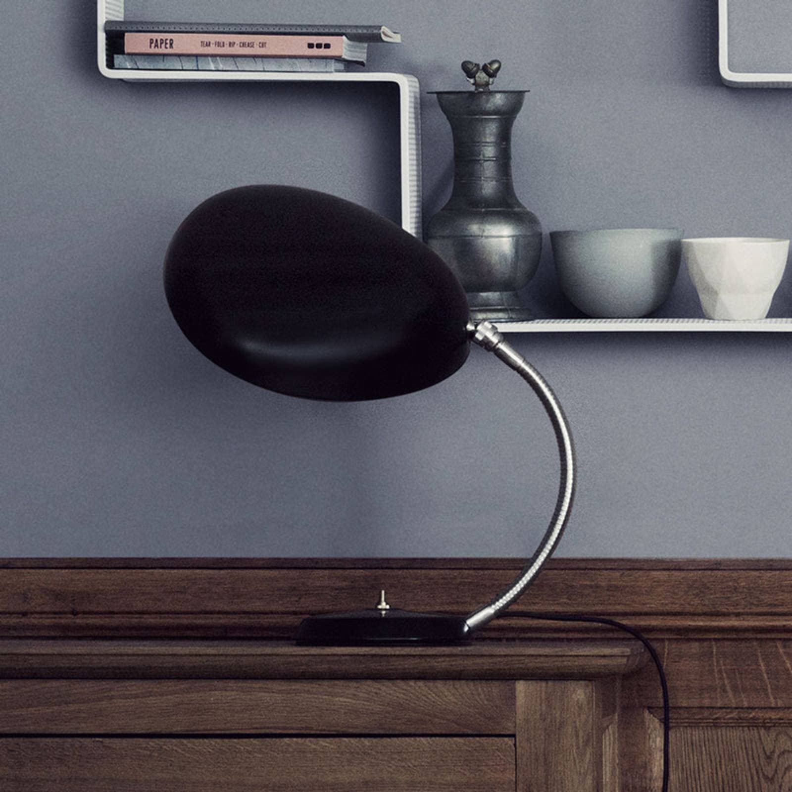 GUBI Cobra dizajnérska stolná lampa, čierna
