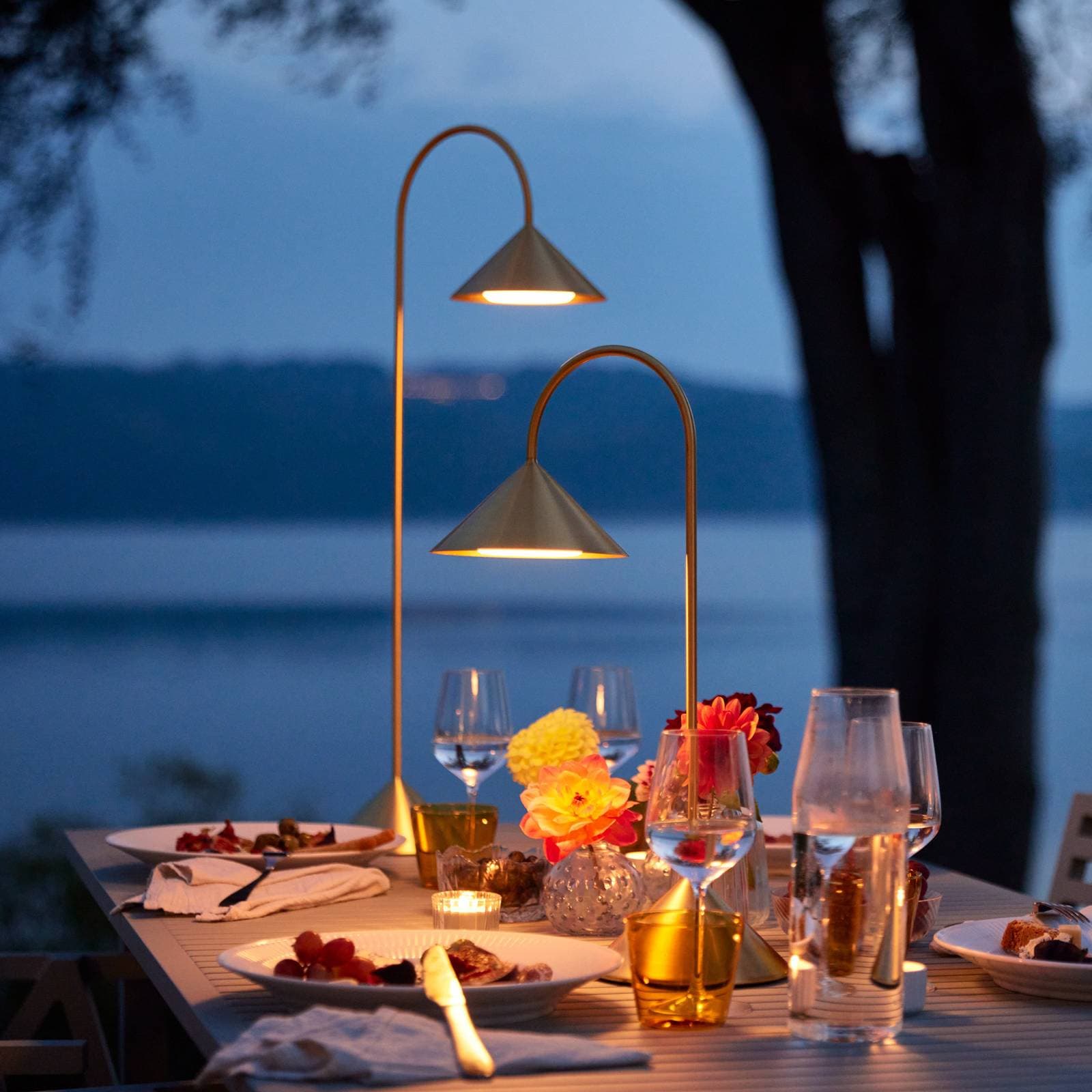 FRANDSEN stolová LED lampa na batérie Grasp, mosadzová farba, výška 47 cm