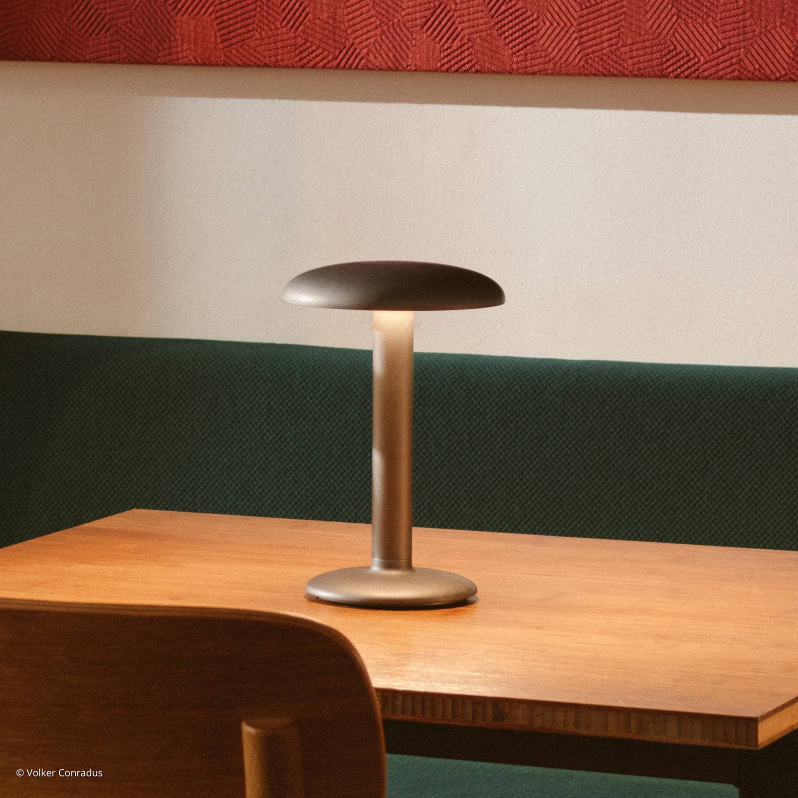 FLOS Gustave LED lampa, batéria 3 000 K čierna