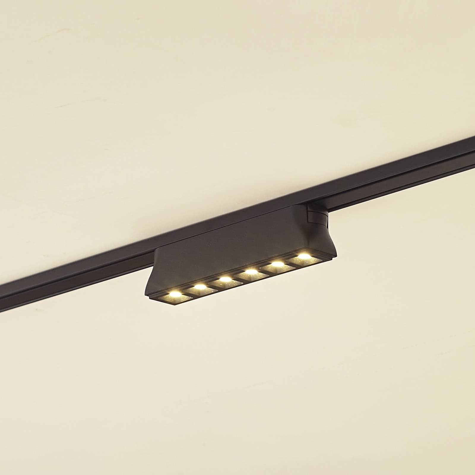 Lindby LED pásik 48 V Lumaro, čierny, 6 bodov, 2,5 cm, stmievateľný