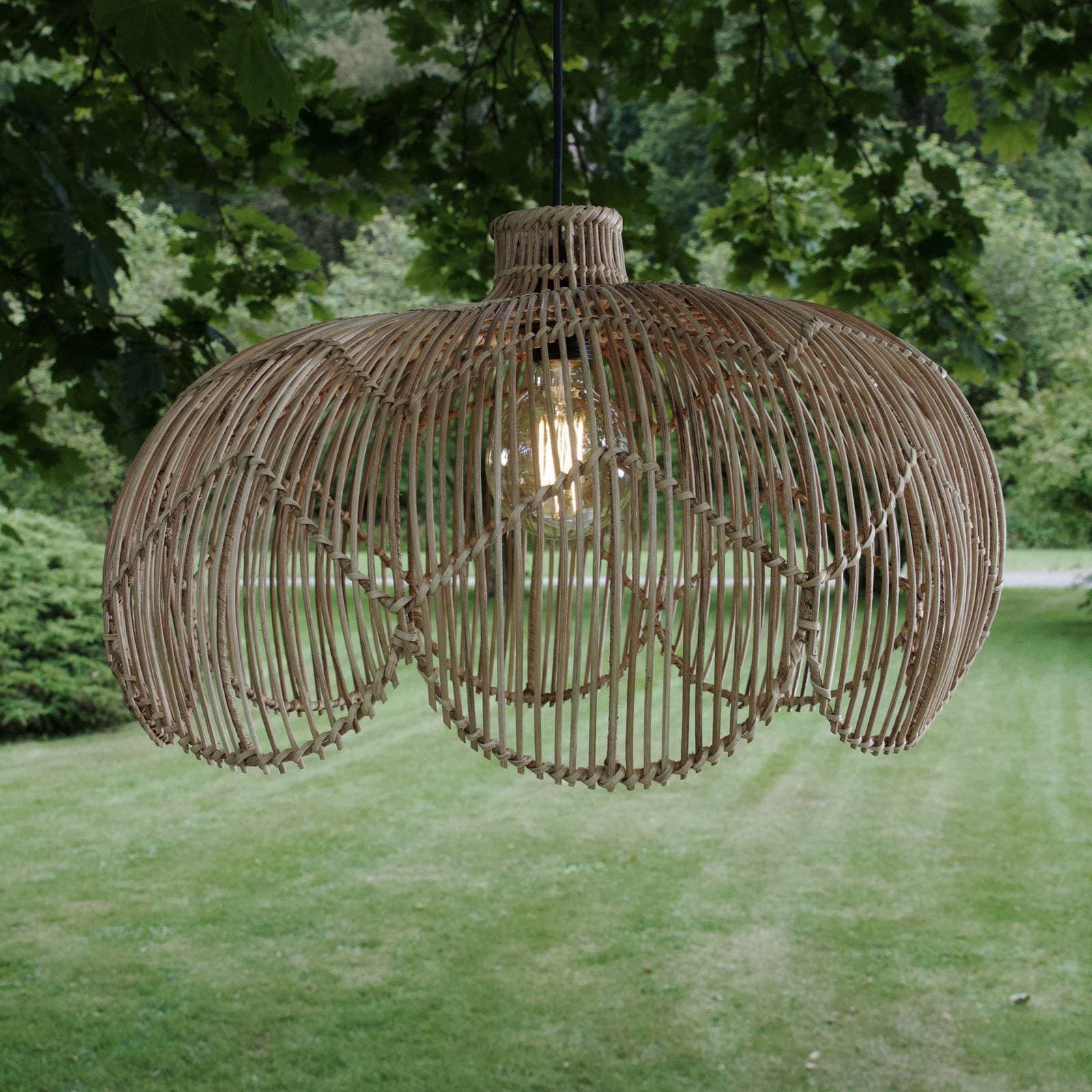 Vonkajšia závesná lampa Belle, prírodný ratan, Ø 53 cm, zástrčka IP44