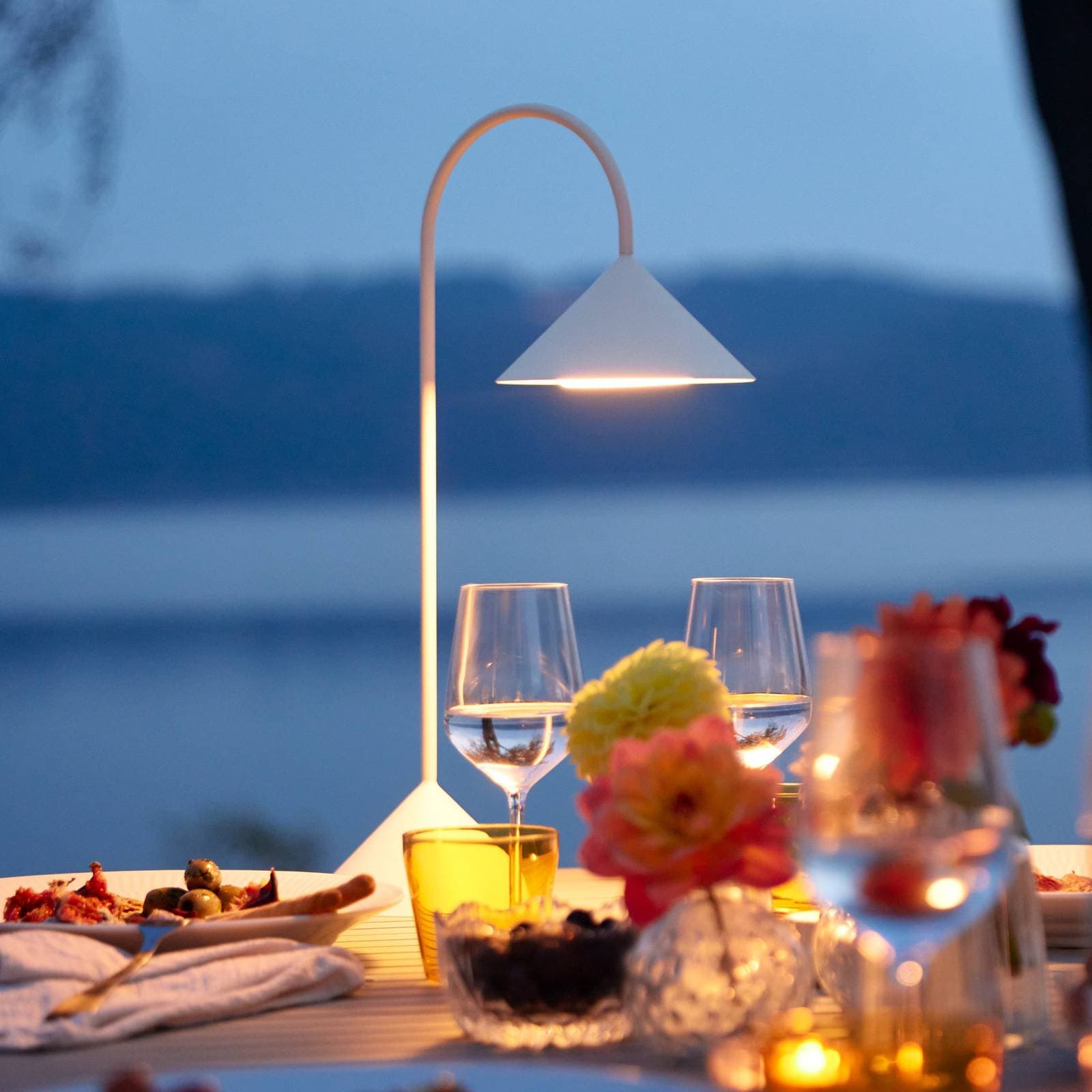 FRANDSEN stolová LED lampa na batérie Grasp, biela, výška 47 cm, kov