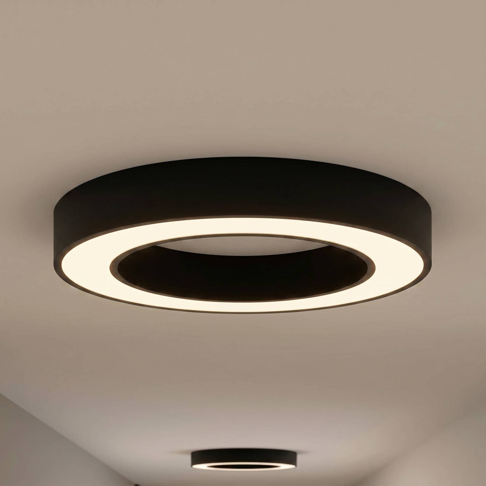 Stropné LED svetlo Arcchio Sharelyn, Ø 60 cm, čierne, stmievateľné