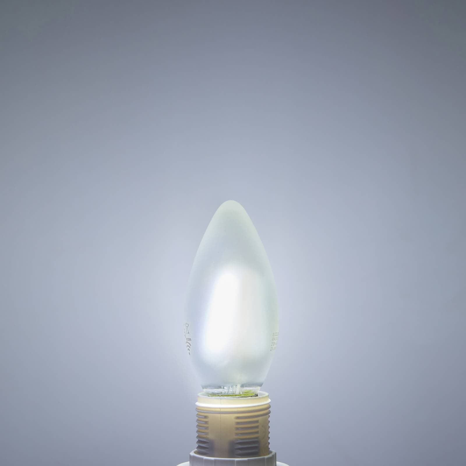 LUUMR Inteligentná LED sviečka E14 4,2 W matná CCT Tuya WLAN