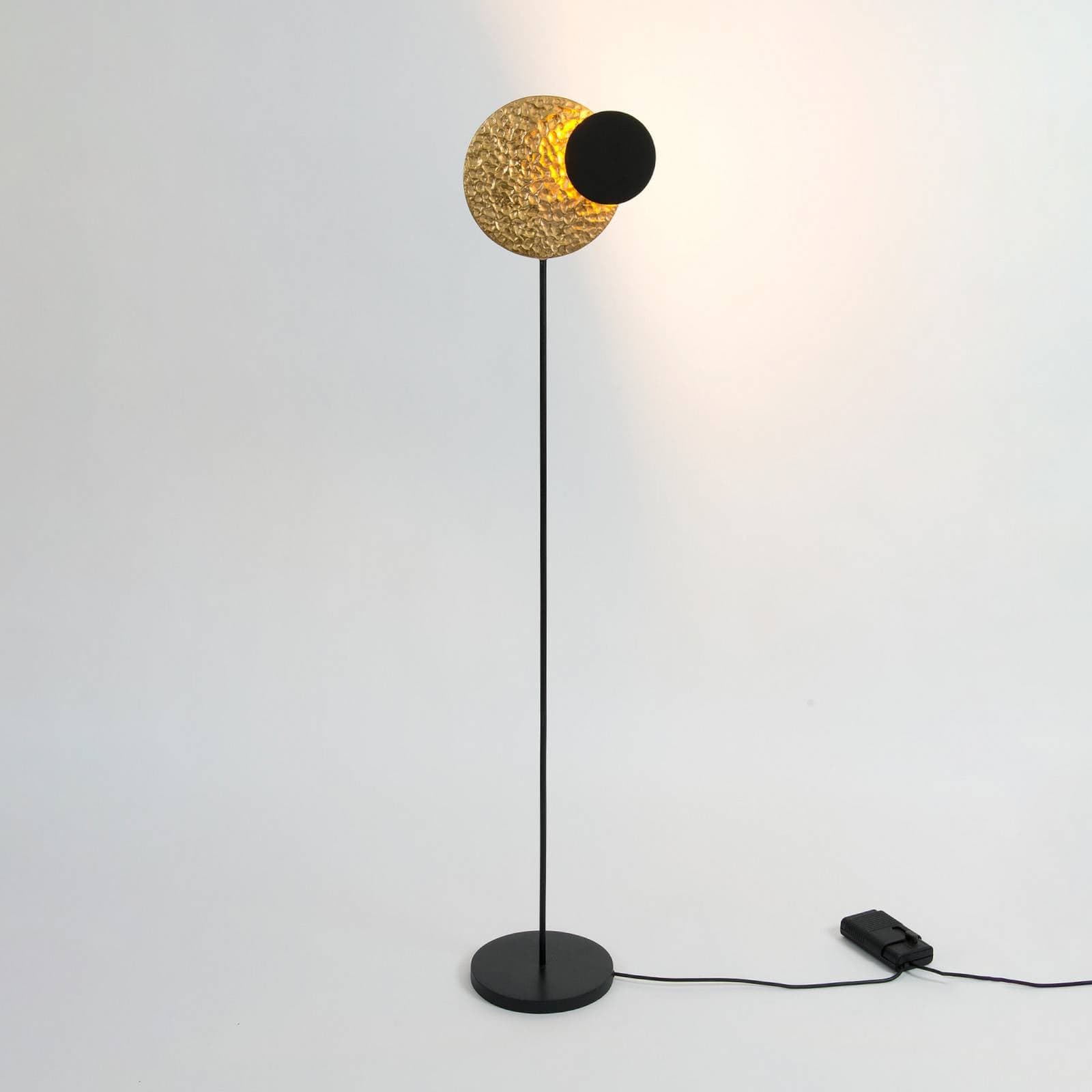LED stojacia lampa INFINITY TERRA čierna/zlatá, výška 132 cm, kov