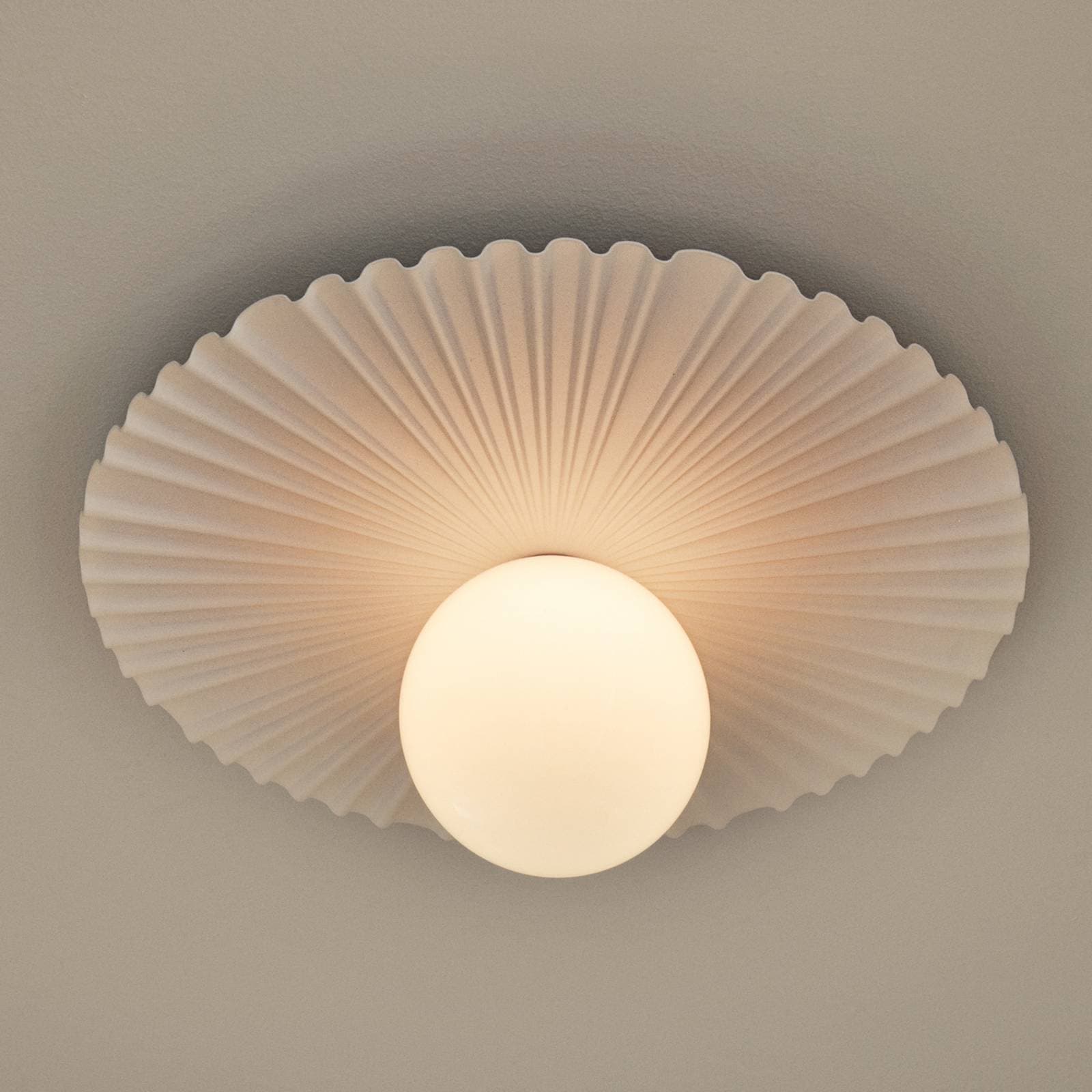 Nuura Liila Muuse nástenné svetlo, Ø 42 cm, IP44, biela/opálová