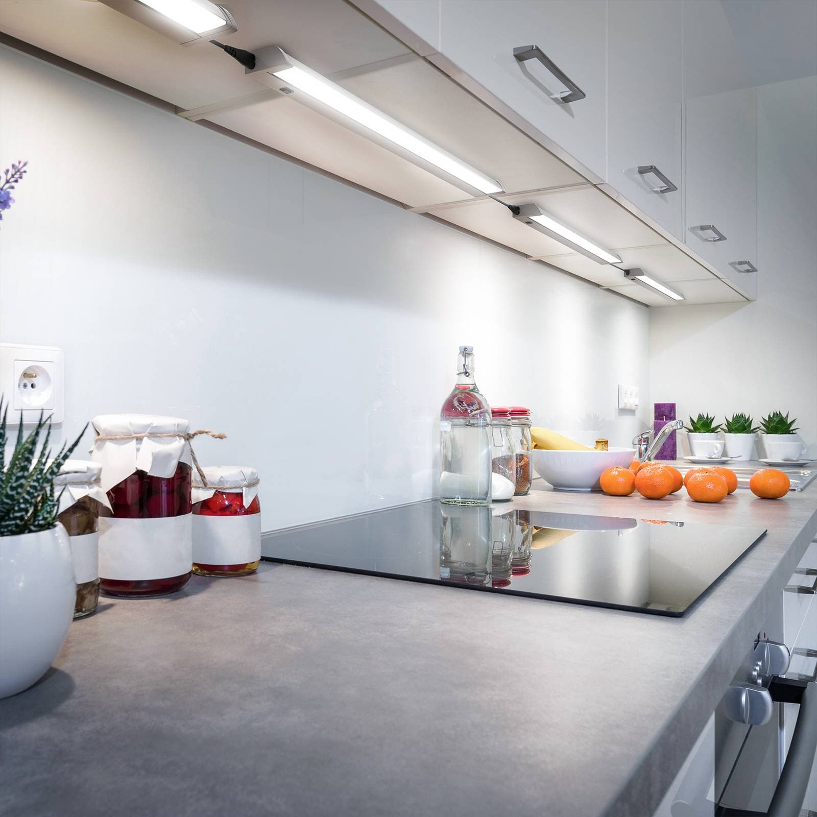 LED podskrinové svietidlo Gina, strieborné, 2 700 K/4 000 K