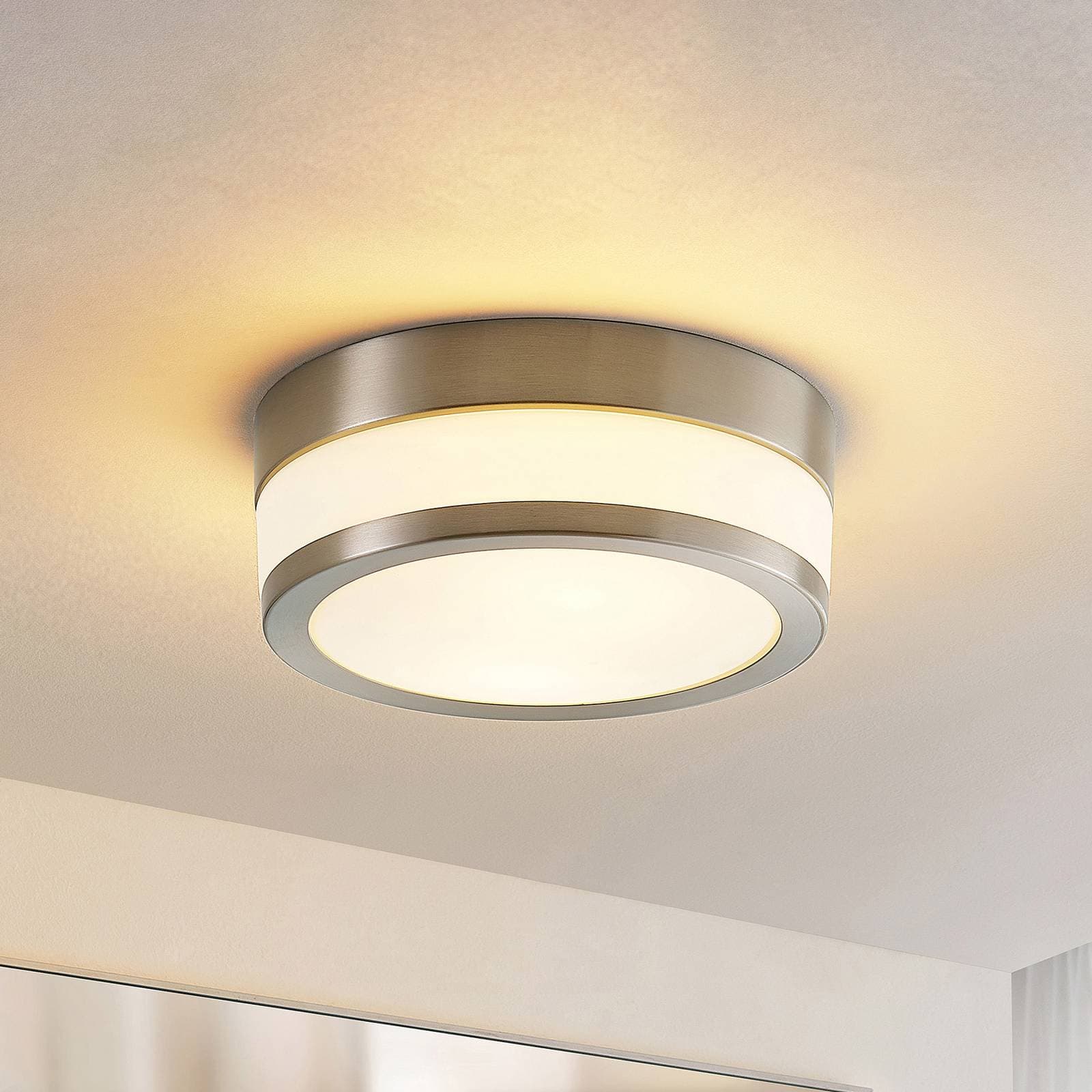 Lindby Stropné svietidlo Flavi, Ø 23 cm, nikel, sklo, IP44, E27
