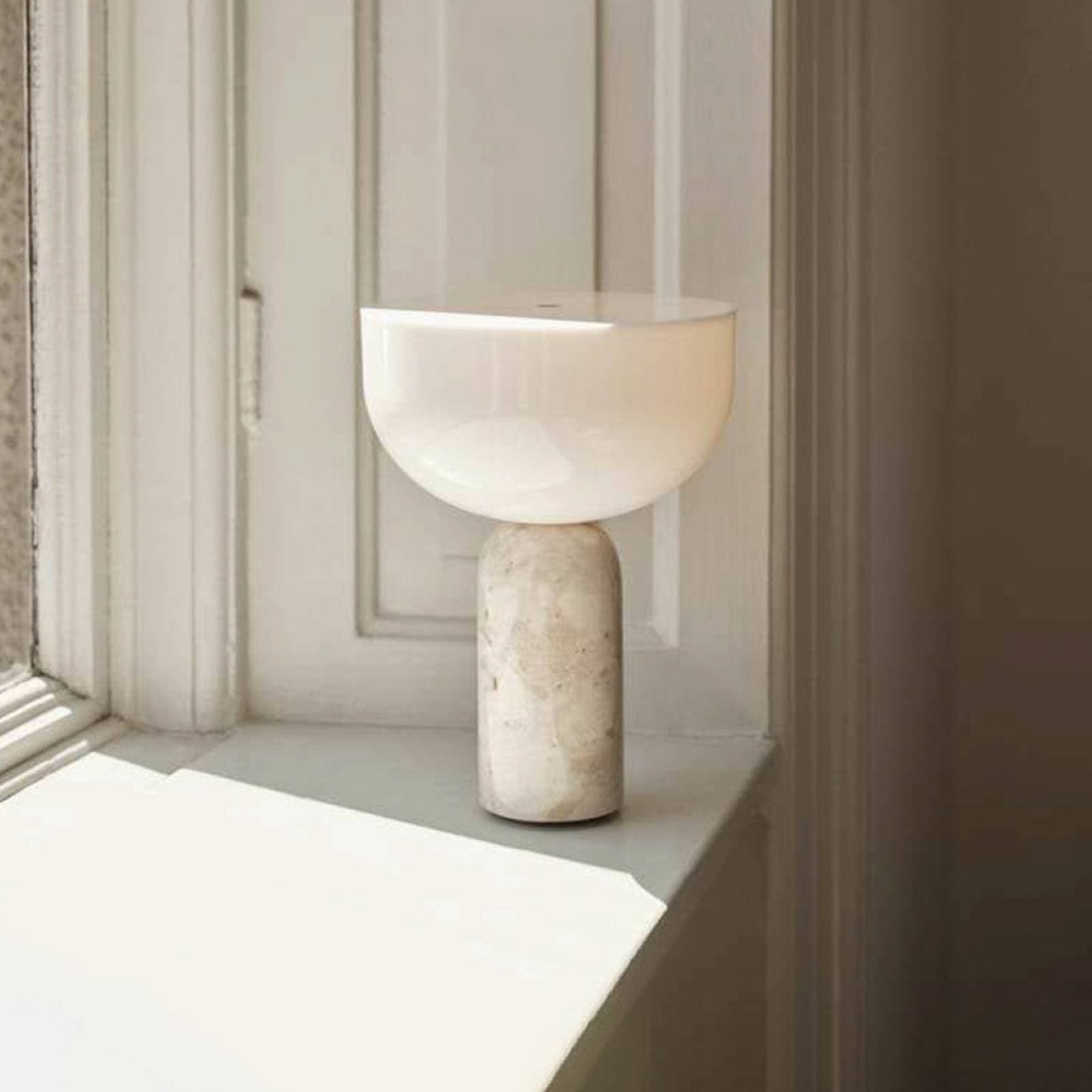 NEW WORKS stolová LED lampa na akumulátor Kizu, béžová, mramor, stmievateľné