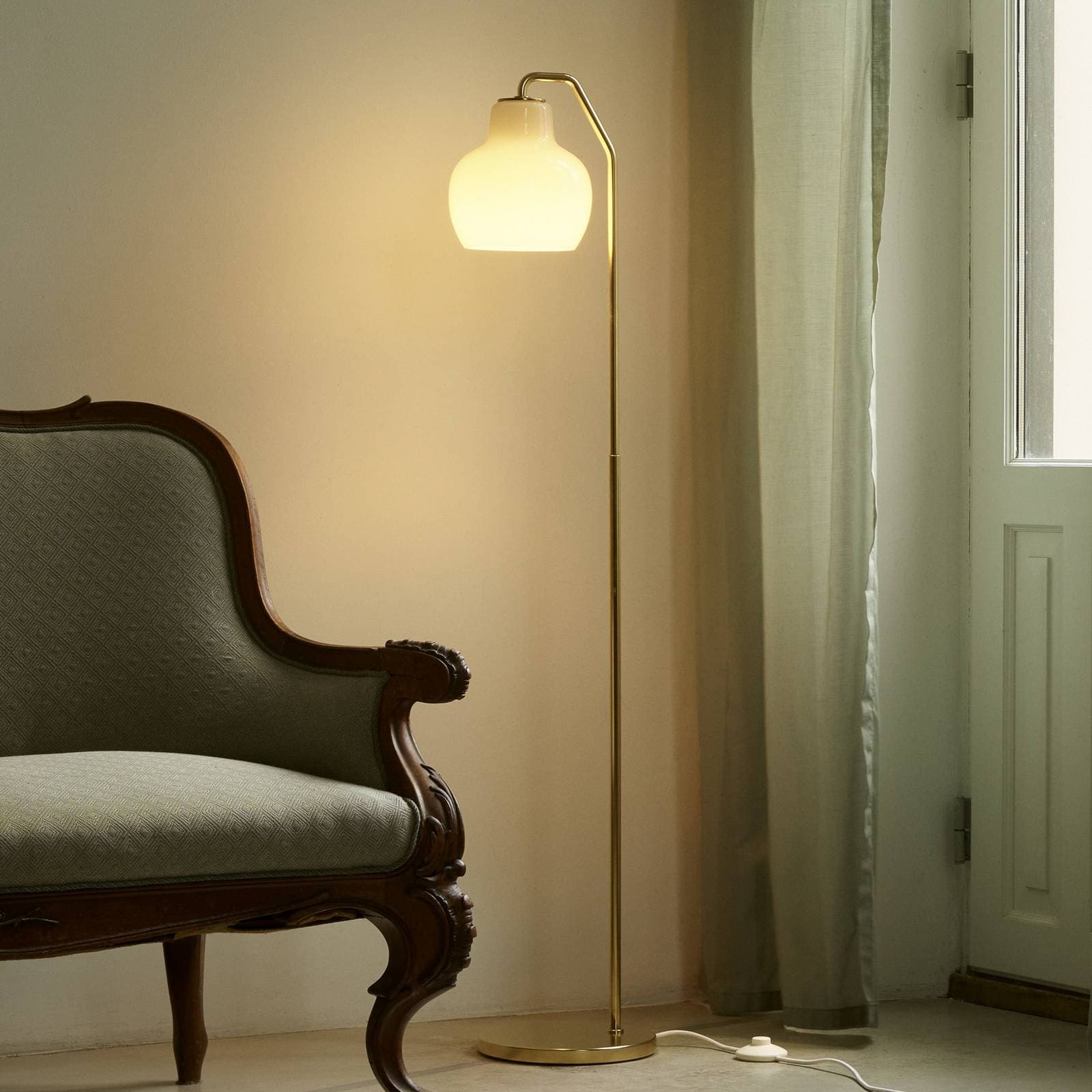 Louis Poulsen stojacia lampa VL Ring Crown, biele/mosadzné, E14