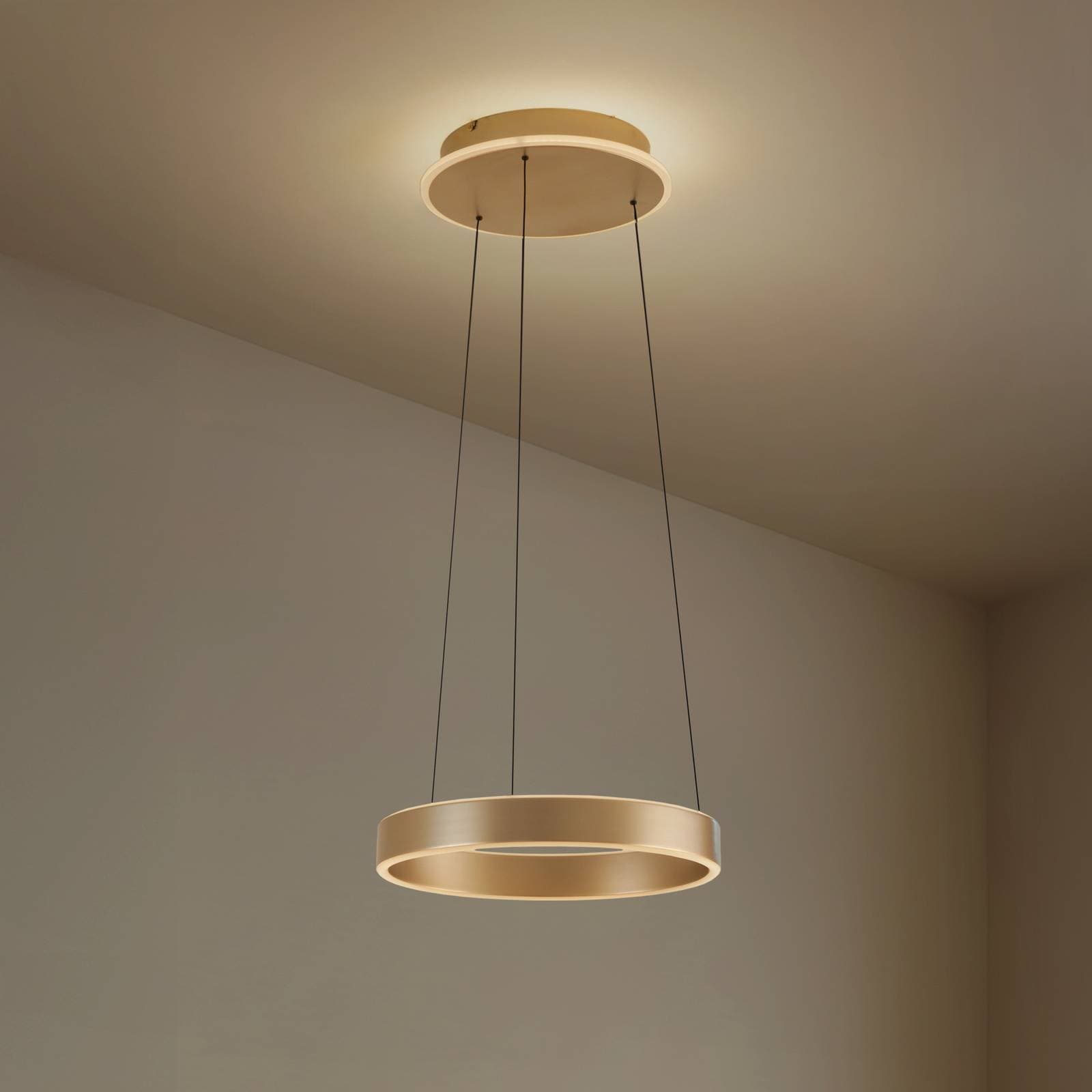 Lucande LED závesné svietidlo Tindra, Ø 40 cm, zlaté, stmievateľné