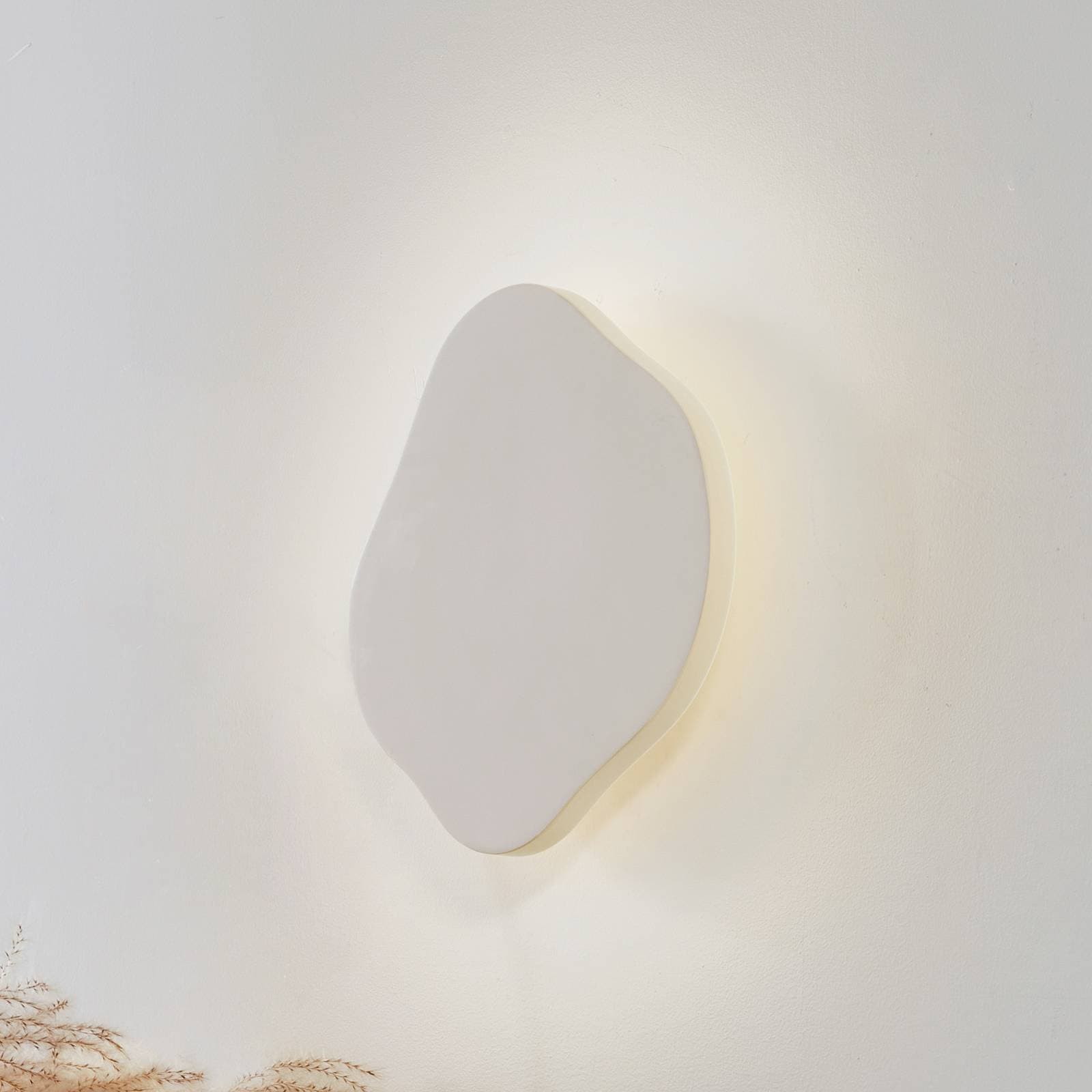Lindby LED nástenné svetlo Nielson, béžová, sadra, výška 30 cm