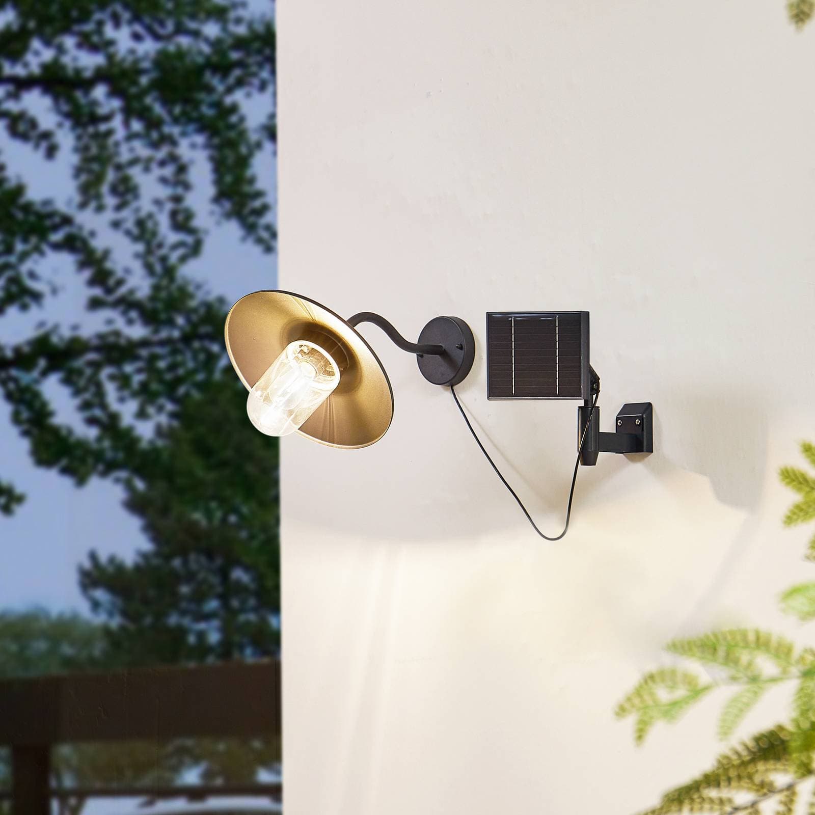 Lindby LED solárne nástenné svietidlo Virane, čierne, hliník