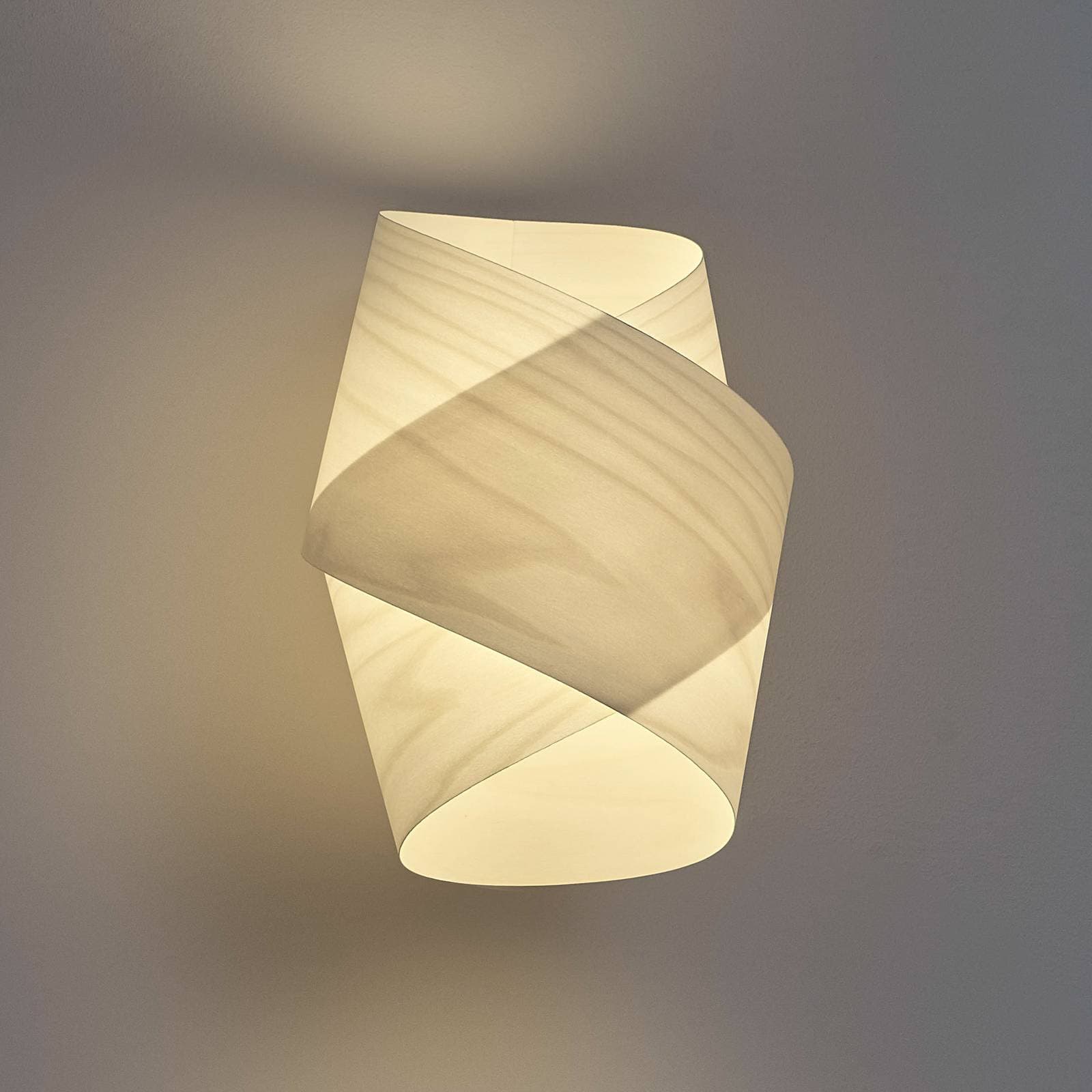 Nástenné svetlo LZF Orbit, farba slonová kosť, šírka 19 cm, drevo