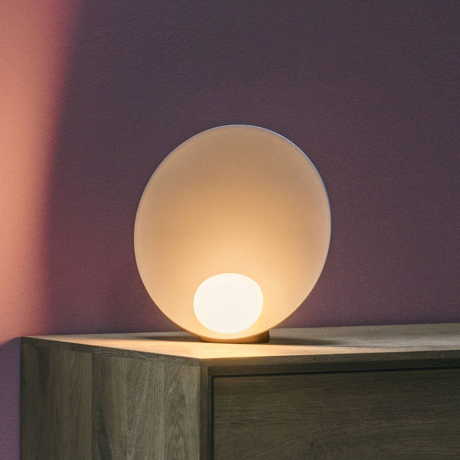 Vibia stolová LED lampa Musa 7400, ružová, Ø 26 cm, stojaca
