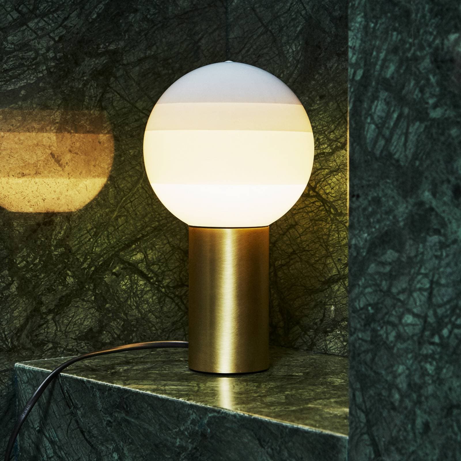 MARSET stolová lampa Dipping Light M, biela/mosadz