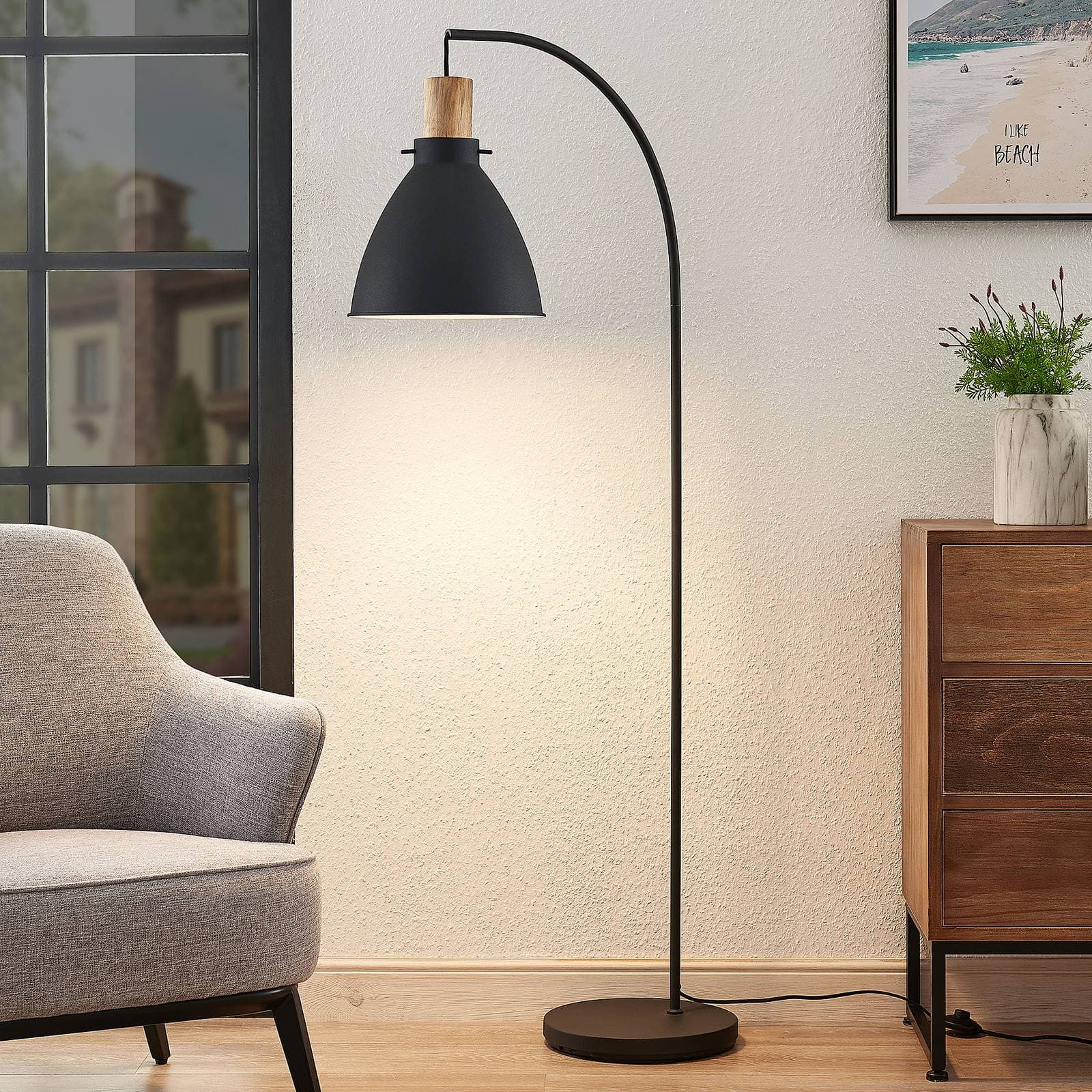 Stojacia lampa Lindby Trebale, čierna, drevo, 154 cm, E27