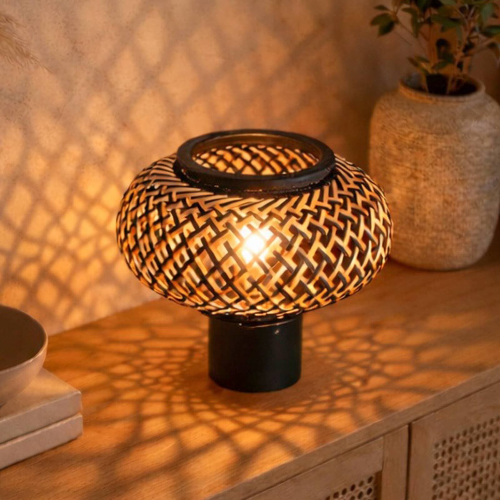 Stolová lampa Bloeba, čierna, bambusové pletivo, Ø 22,5 cm