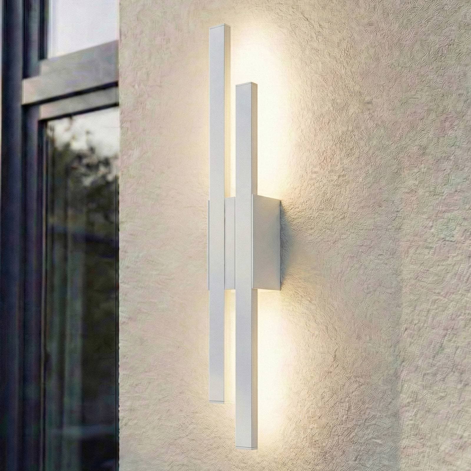 Lindby LED vonkajšie nástenné svietidlo Sakari, biele, hliník, výška 59 cm