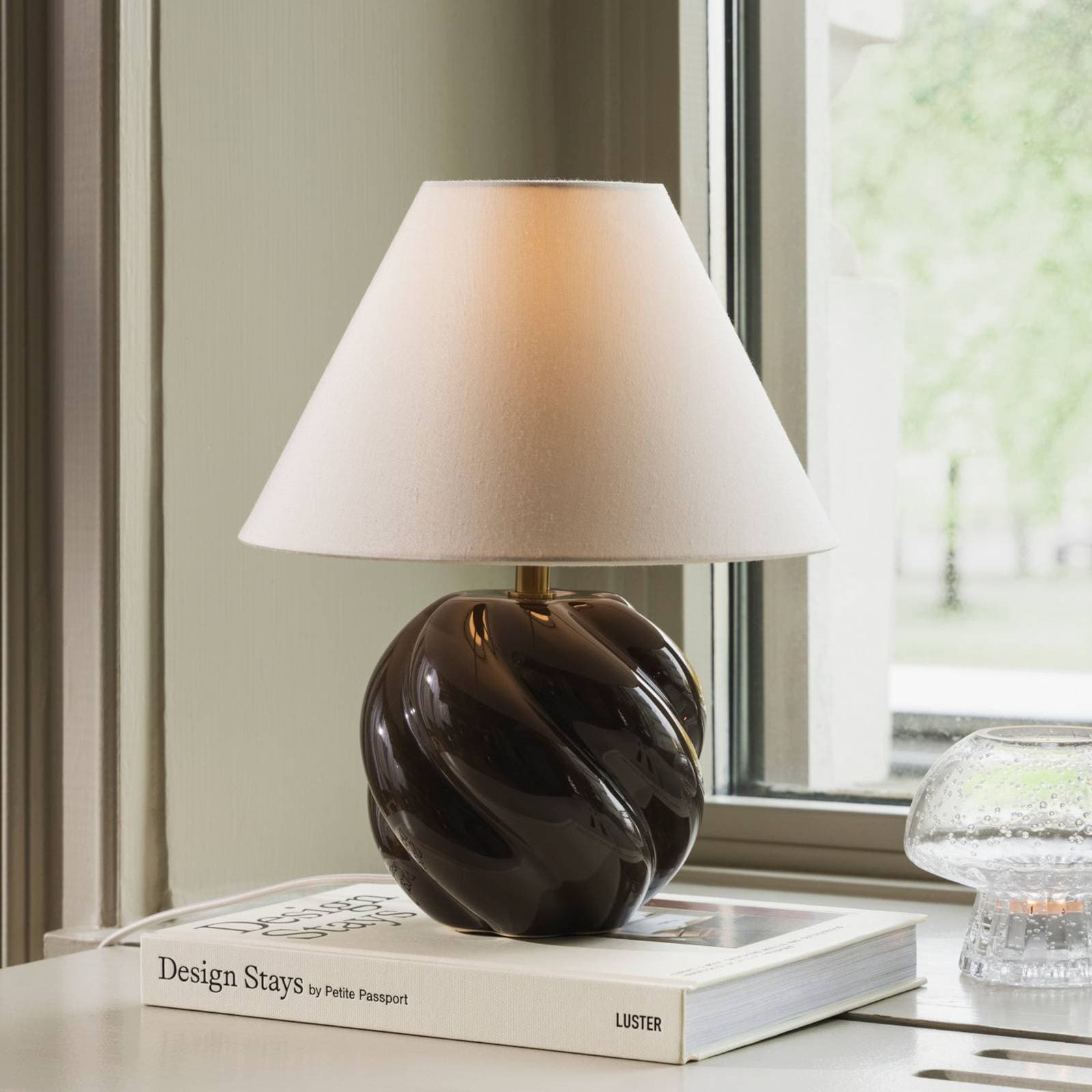 Globen Lighting stolová lampa DAHLIA, béžová/hnedá, výška 31 cm