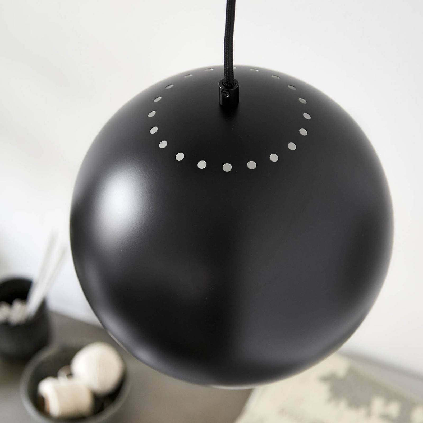 FRANDSEN Závesné svietidlo Ball, Ø 25 cm, čierna matná