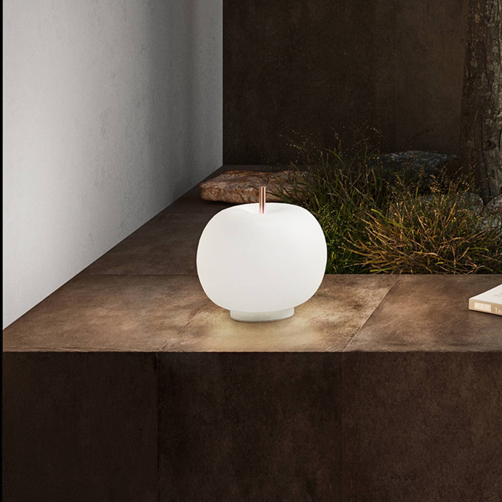 kdln Stolová lampa Kushi, mosadz/biela, Ø 16 cm, sklo