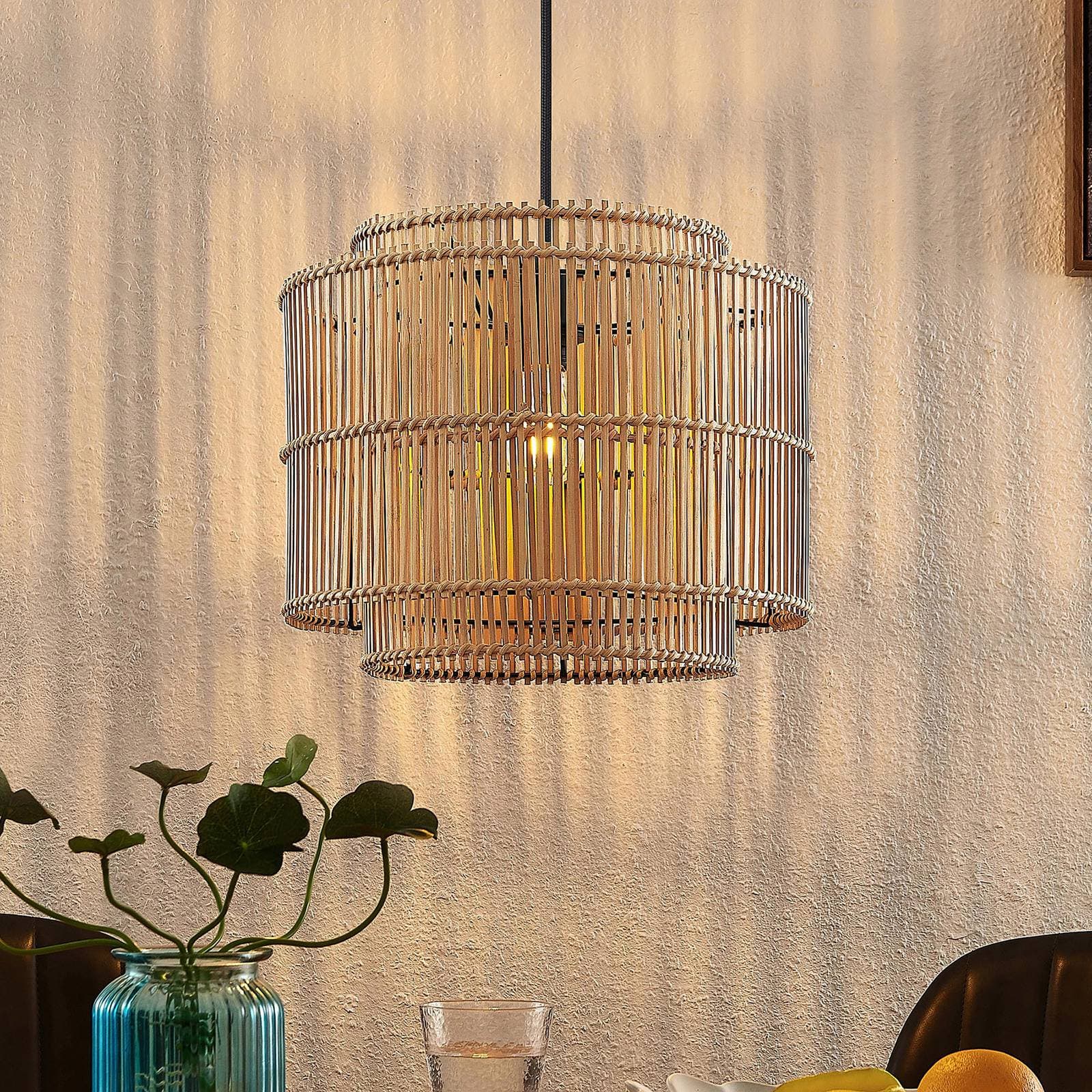 Závesné svietidlo Lindby Bridga, Ø 35 cm, čierna farba, bambus