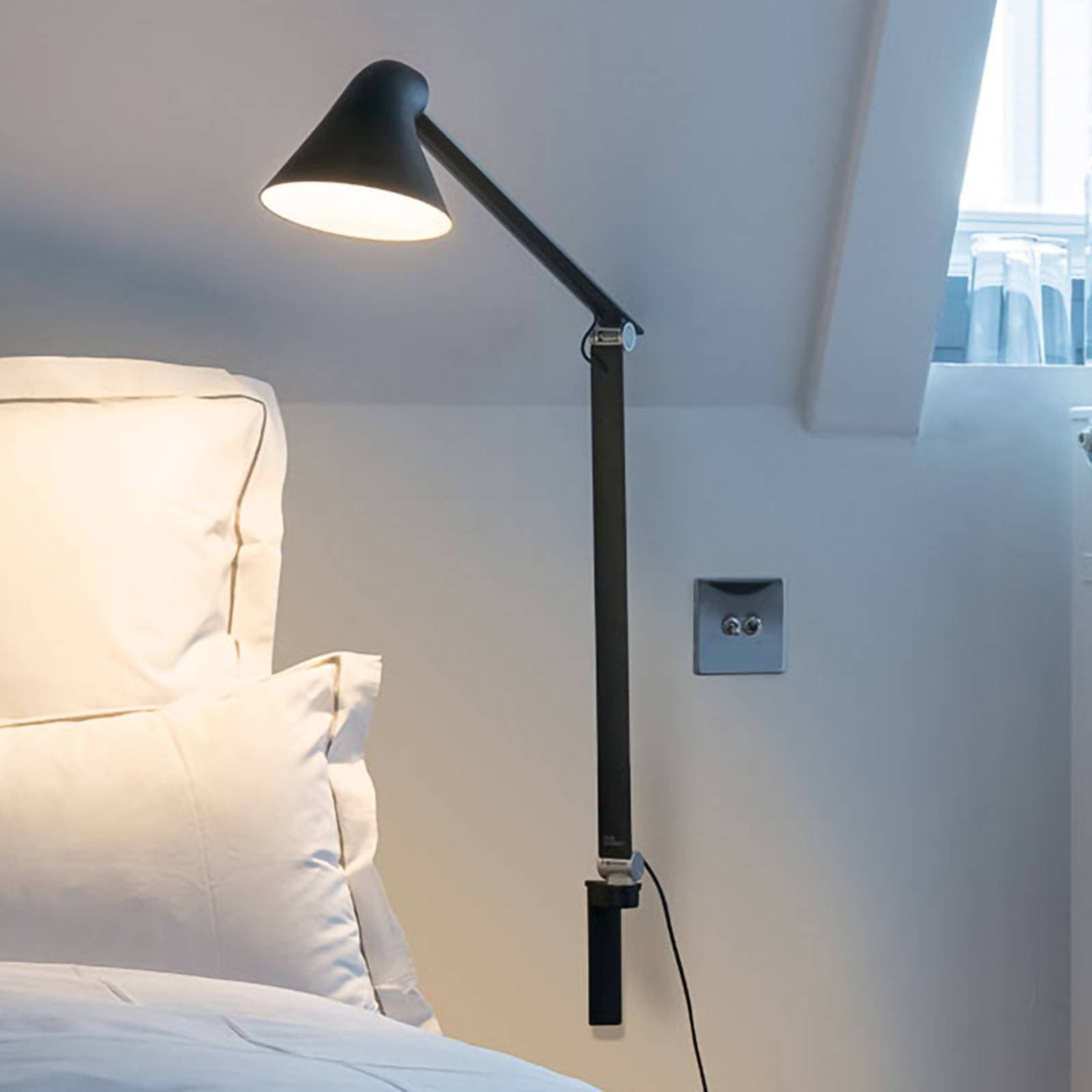 Louis Poulsen NJP LED lampa, dlhé rameno, čierna