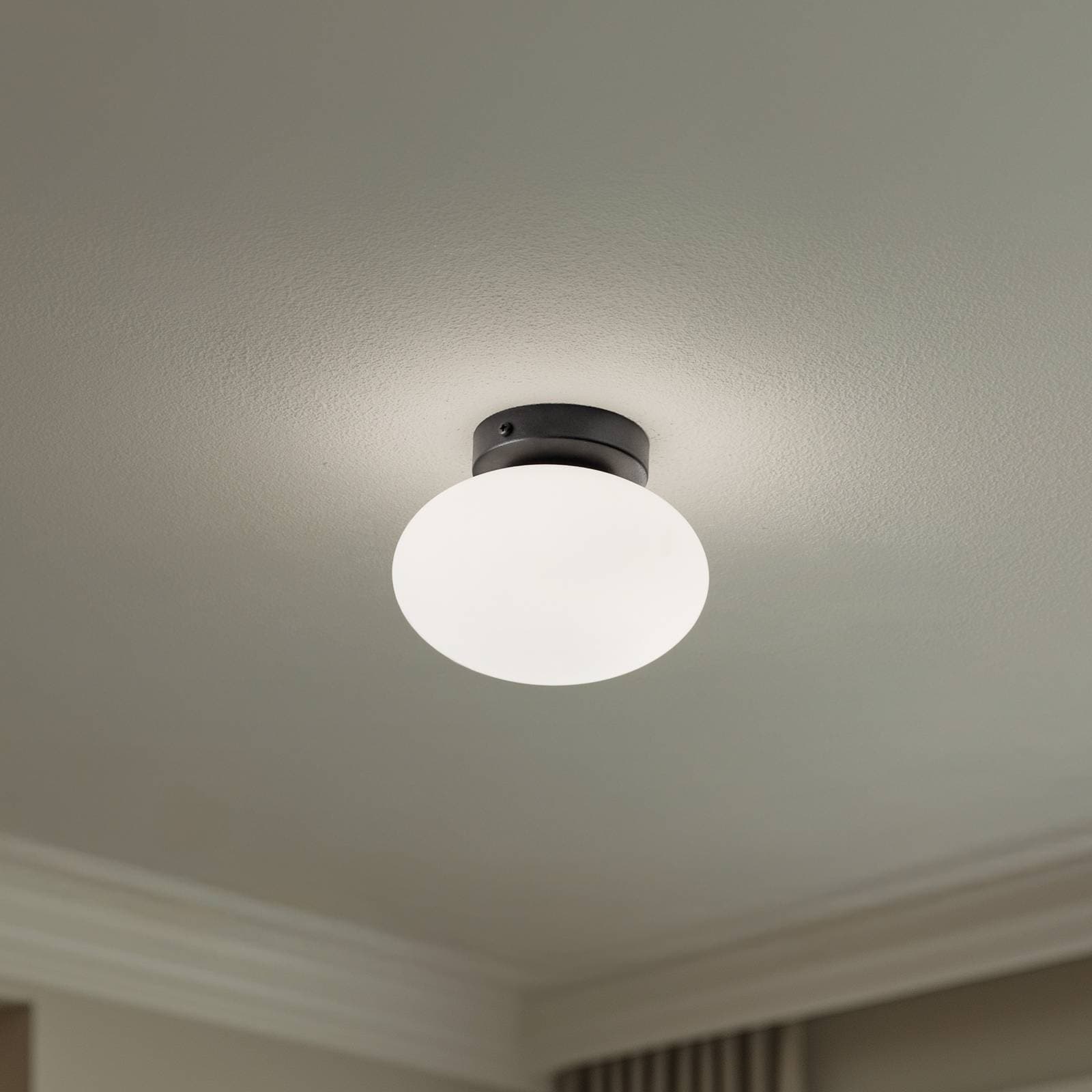 Stropné svietidlo Ufo, čierne/biele, Ø 18 cm, sklo, G9