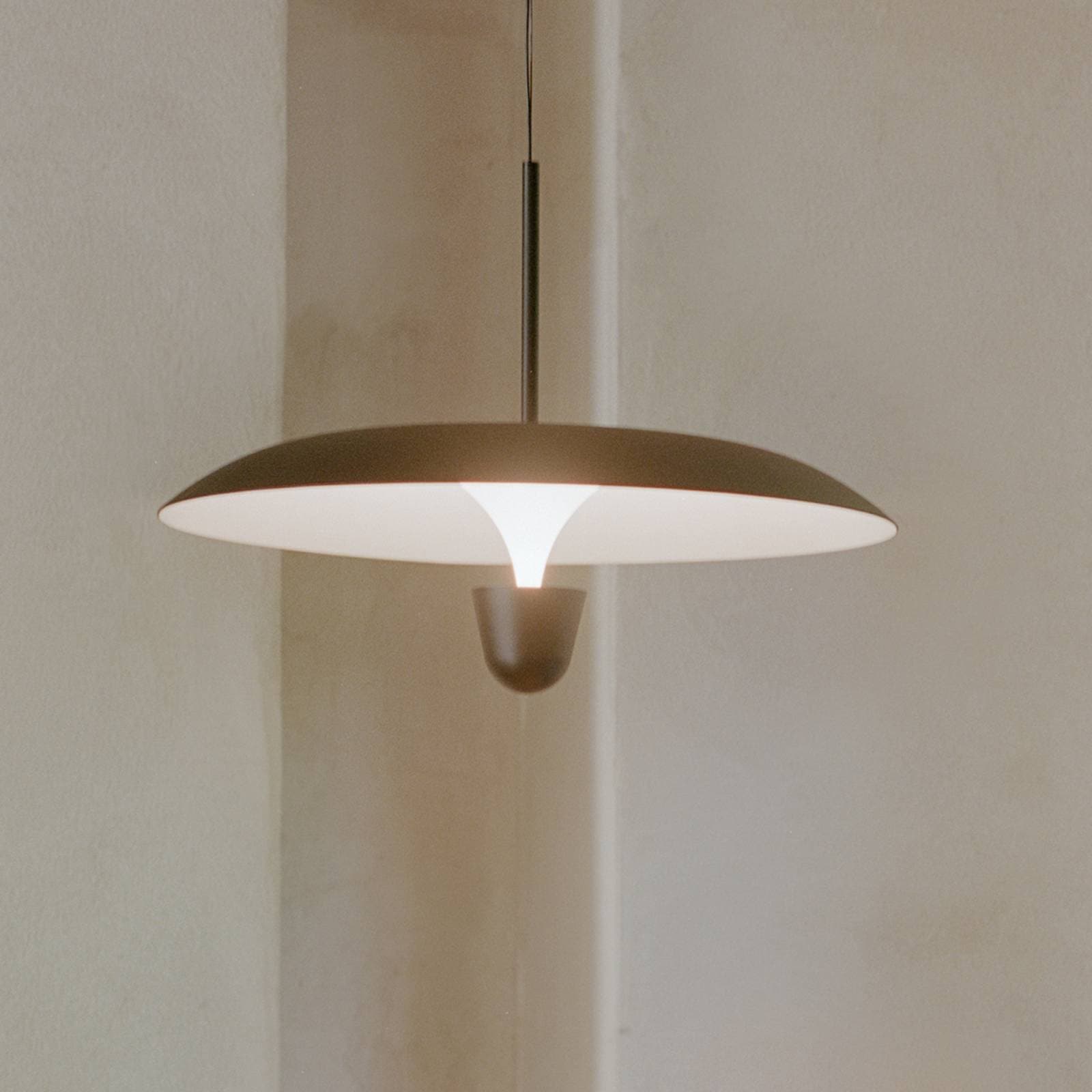 New Works LED závesné svietidlo Kantarell, Ø 55 cm, čierna