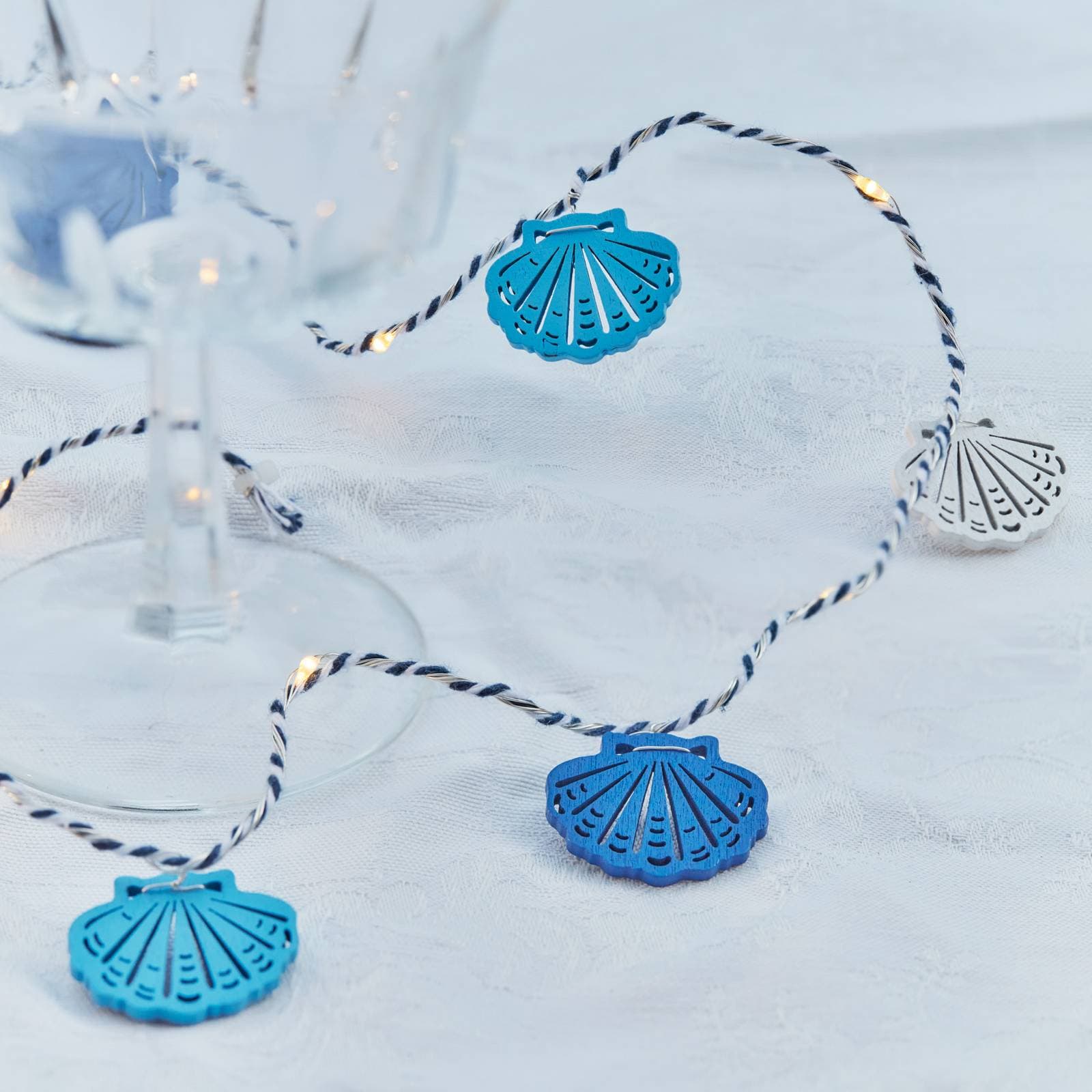 LED svetelná reťaz Selma Clam, modrá, 20 žiaroviek, napájanie na batérie