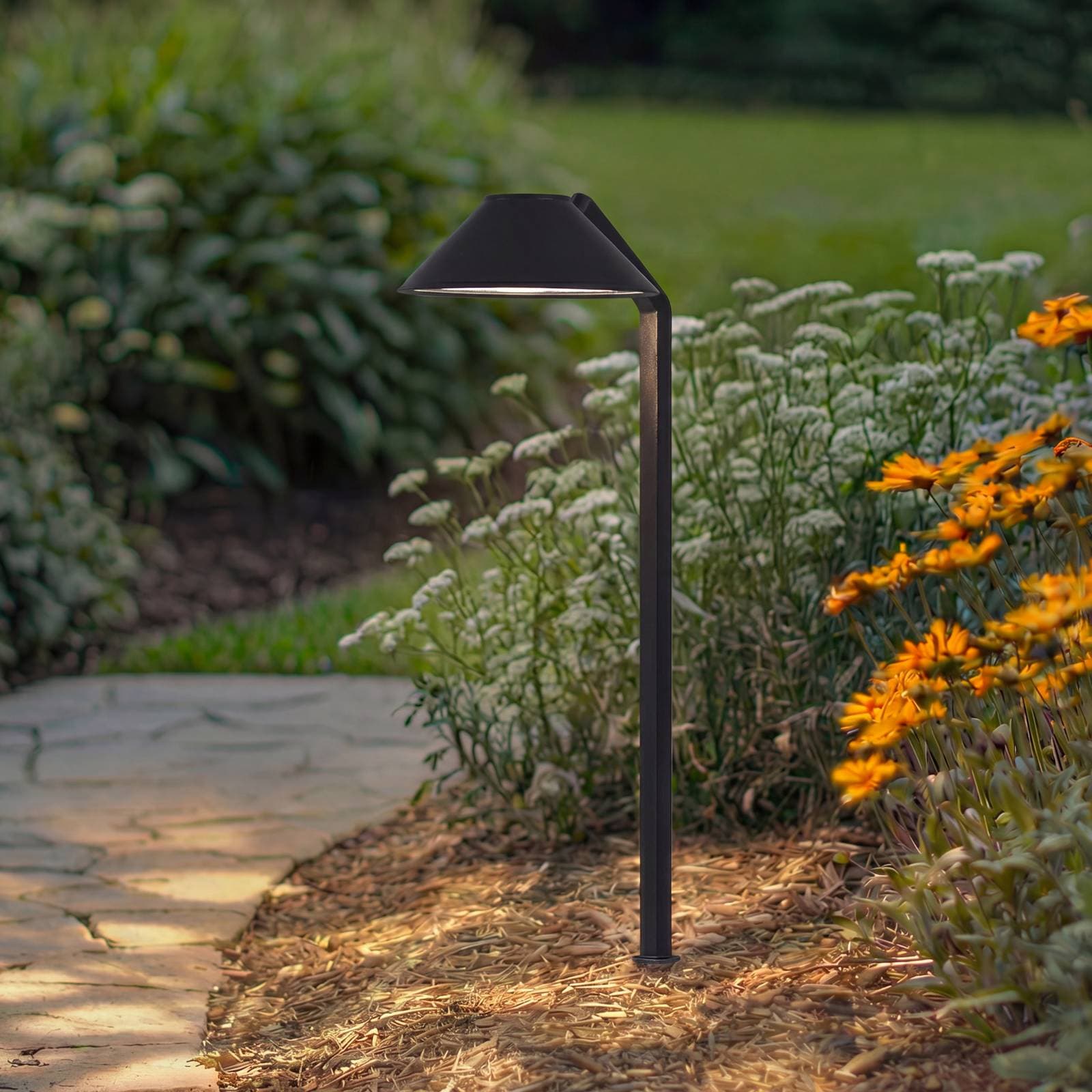 Lindby LED zemný svietidlo Capelo, čierne, kovové, 77 cm