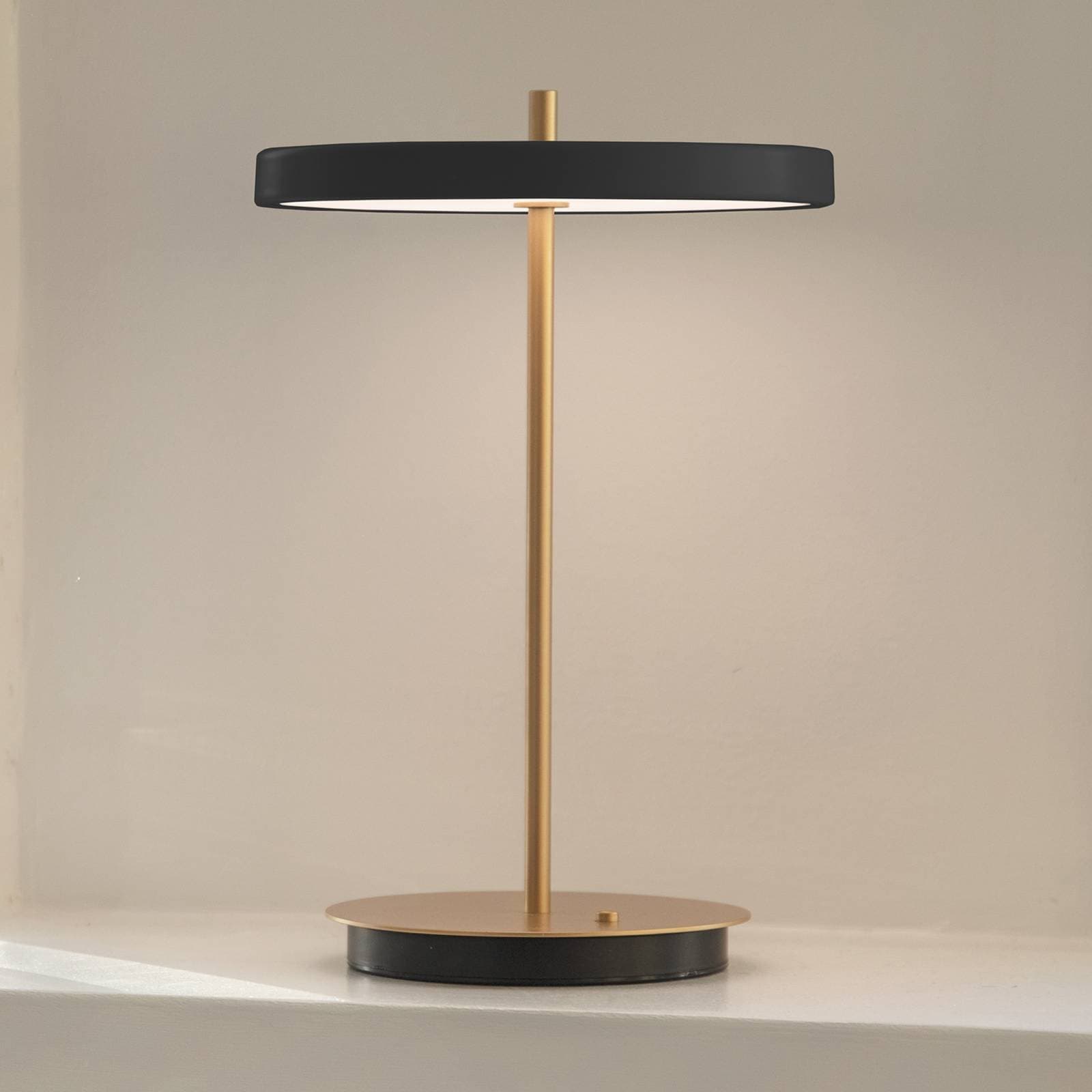 UMAGE LED dobíjacia stolová lampa Asteria Move čierna/mosadz 31 cm