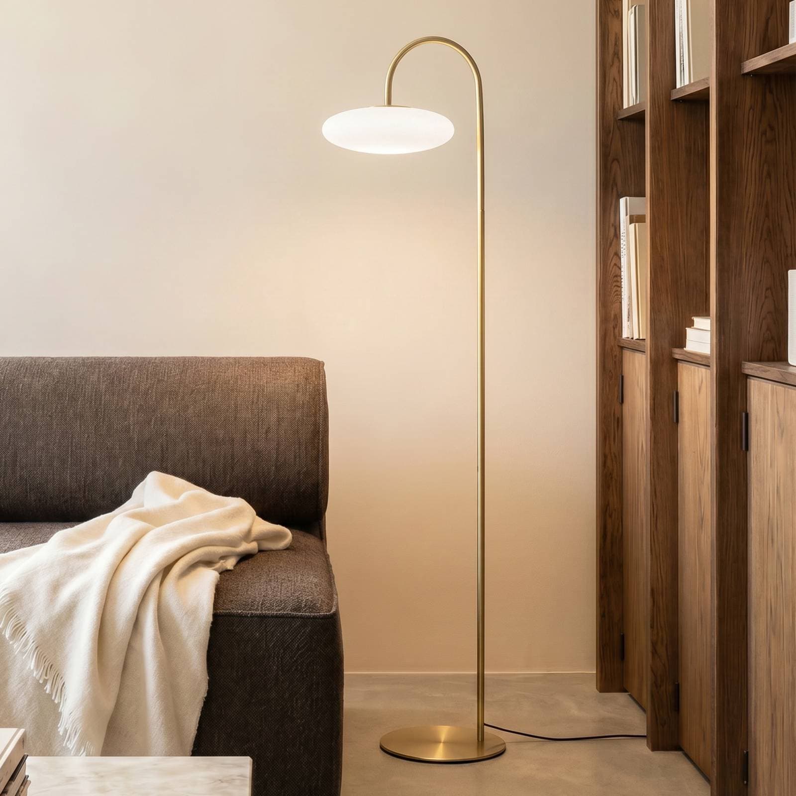 LED stojacia lampa Lucande Tenebra, 150 cm, mosadz/biela, sklo
