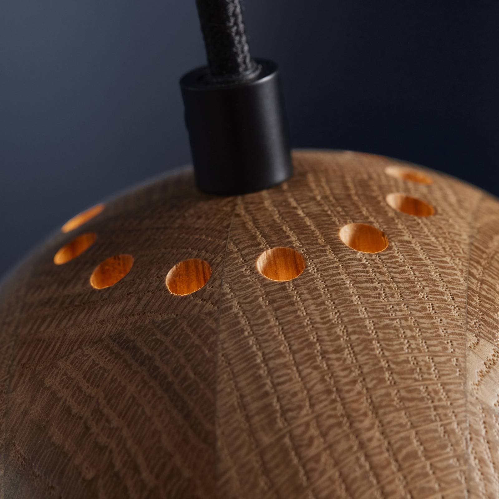 FRANDSEN Závesné svietidlo Ball, dub, Ø 12 cm, drevo