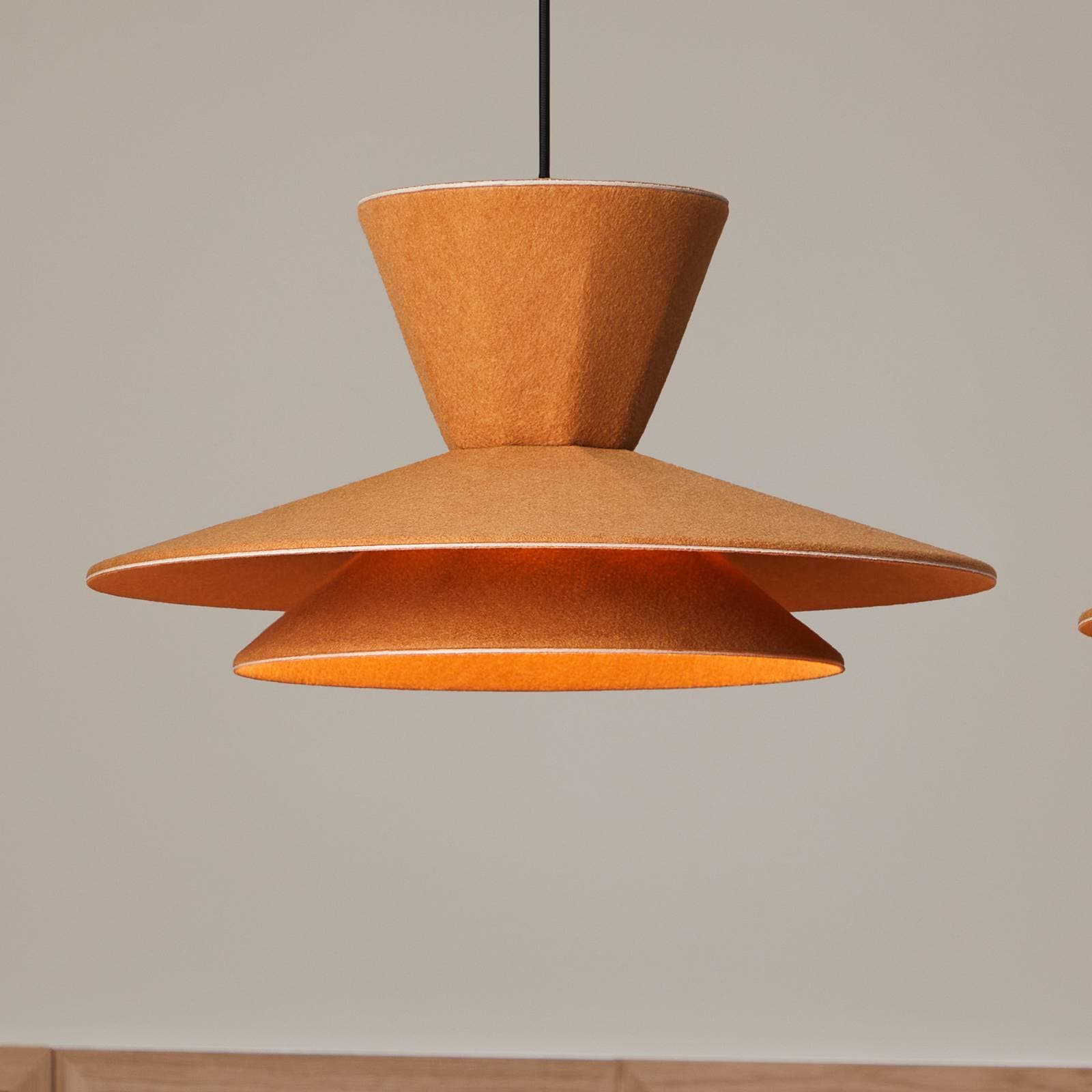 LOOM DESIGN LED závesné svietidlo Morphic, žlté, plsť, Ø 50 cm