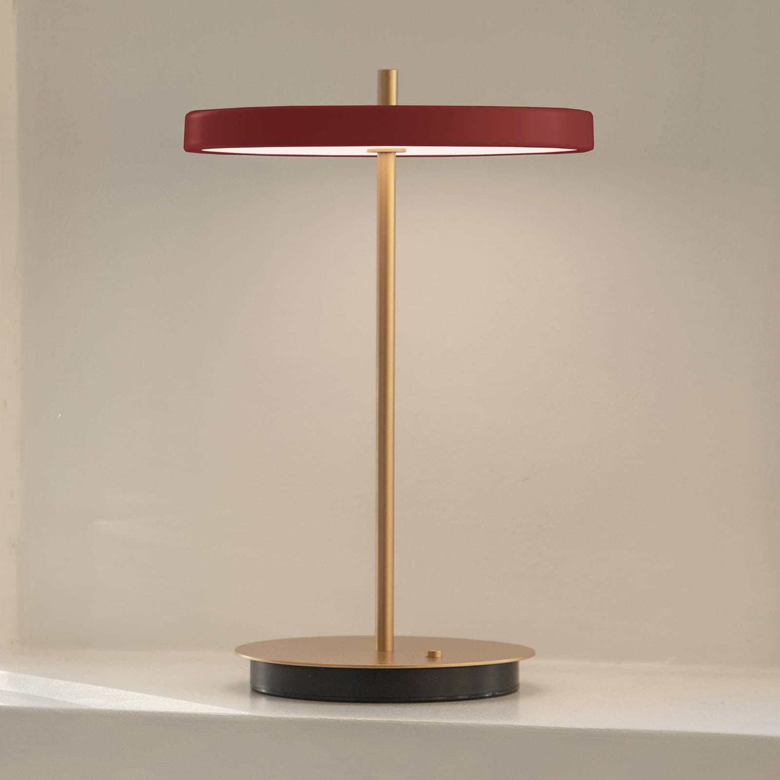 UMAGE stolová LED lampa Asteria Move rubínovo červená/mosadz 31 cm