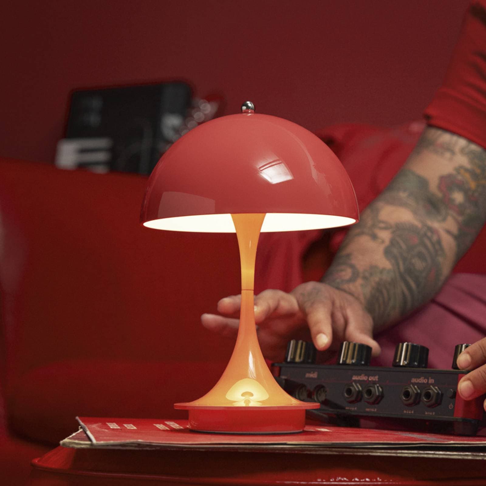 Louis Poulsen Panthella PORTABLE 160 V3, nepriehľadná koralovo červená