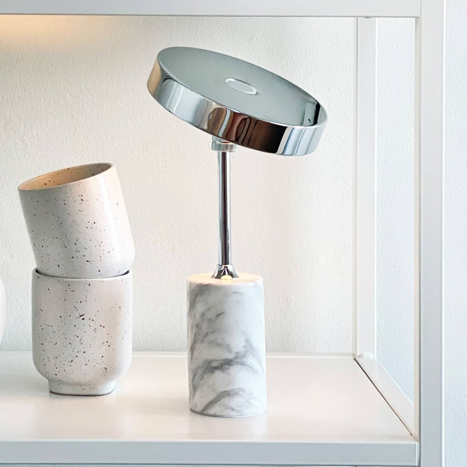 Dyberg Larsen stolová LED lampa Starlight, chróm/biela