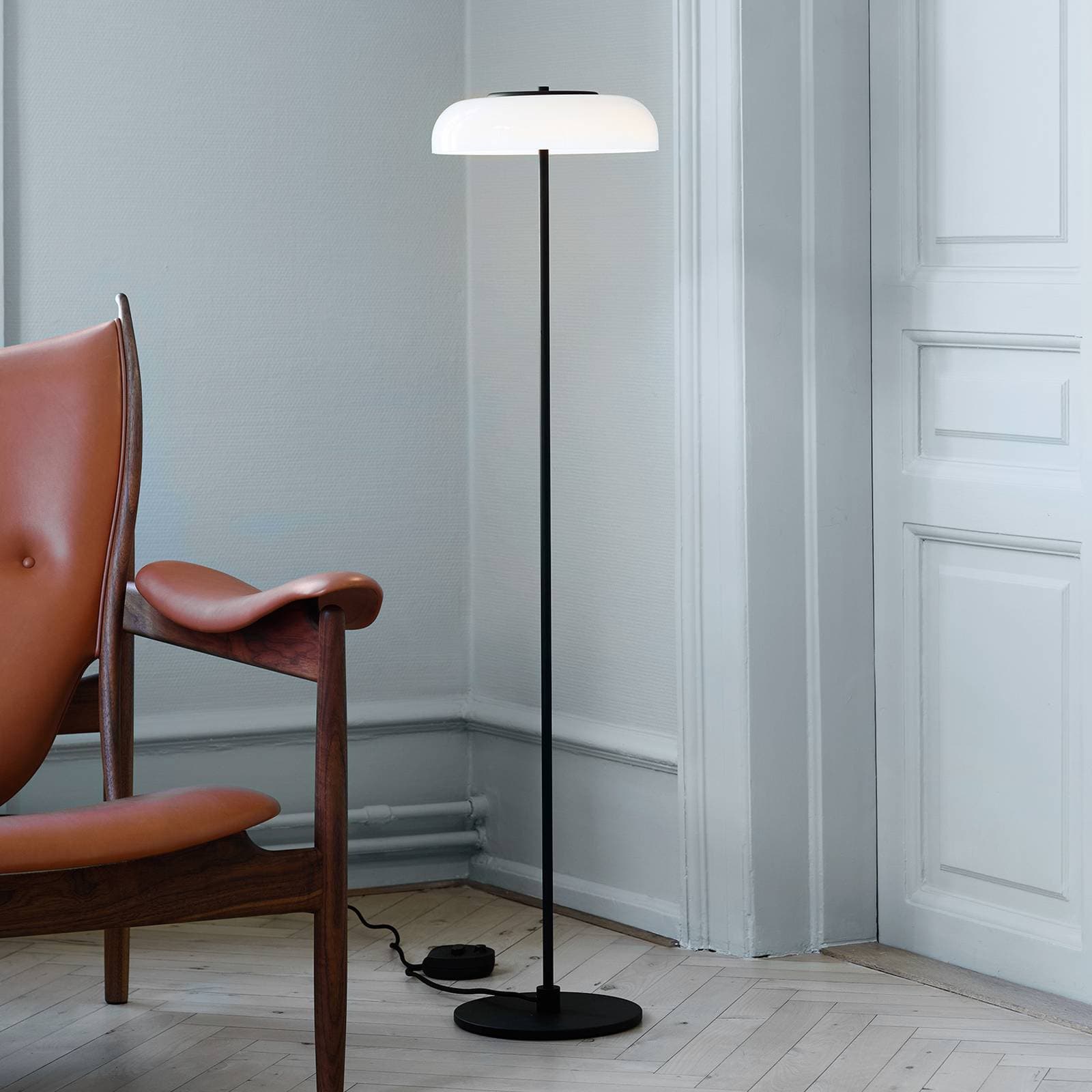 Nuura LED stojacia lampa Blossi, výška 120 cm, čierna/opálová