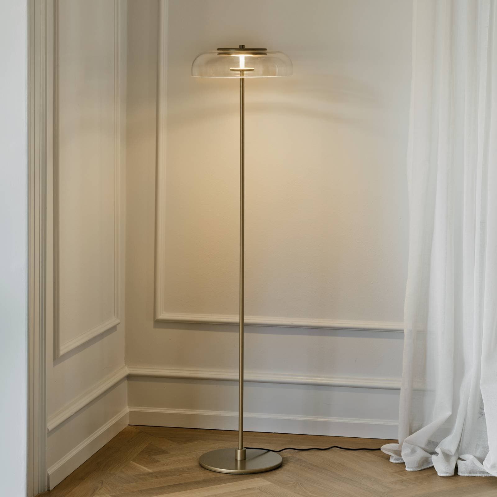 Nuura LED stojacia lampa Blossi, výška 120 cm, zlatá farba/číra