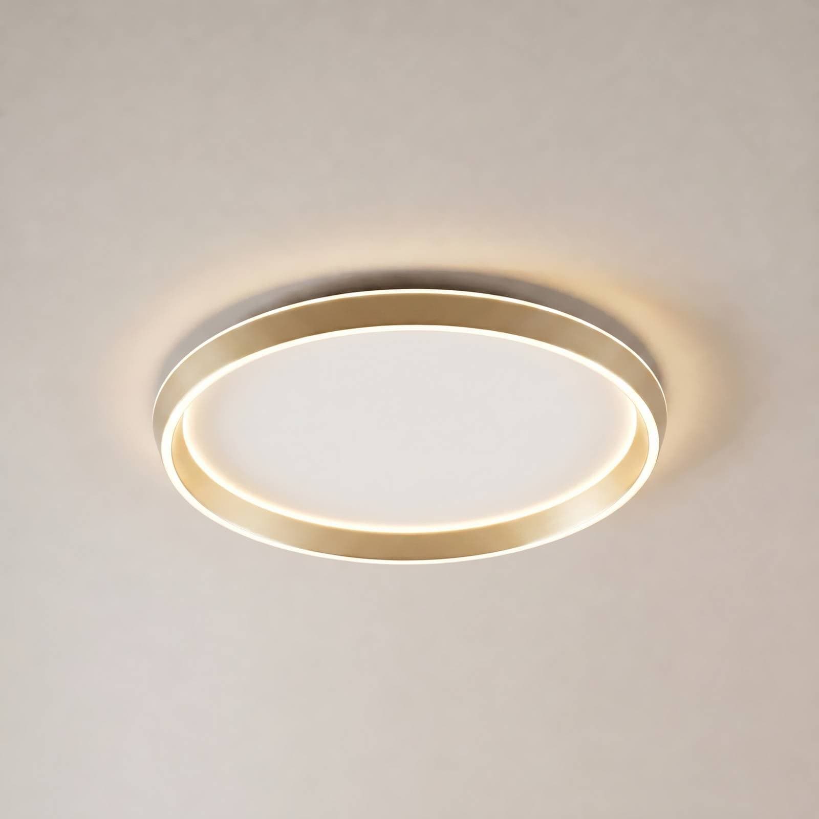 Stropné LED svetlo Lucande Rylan, mosadz, Ø 62 cm, stmievateľné s reguláciou