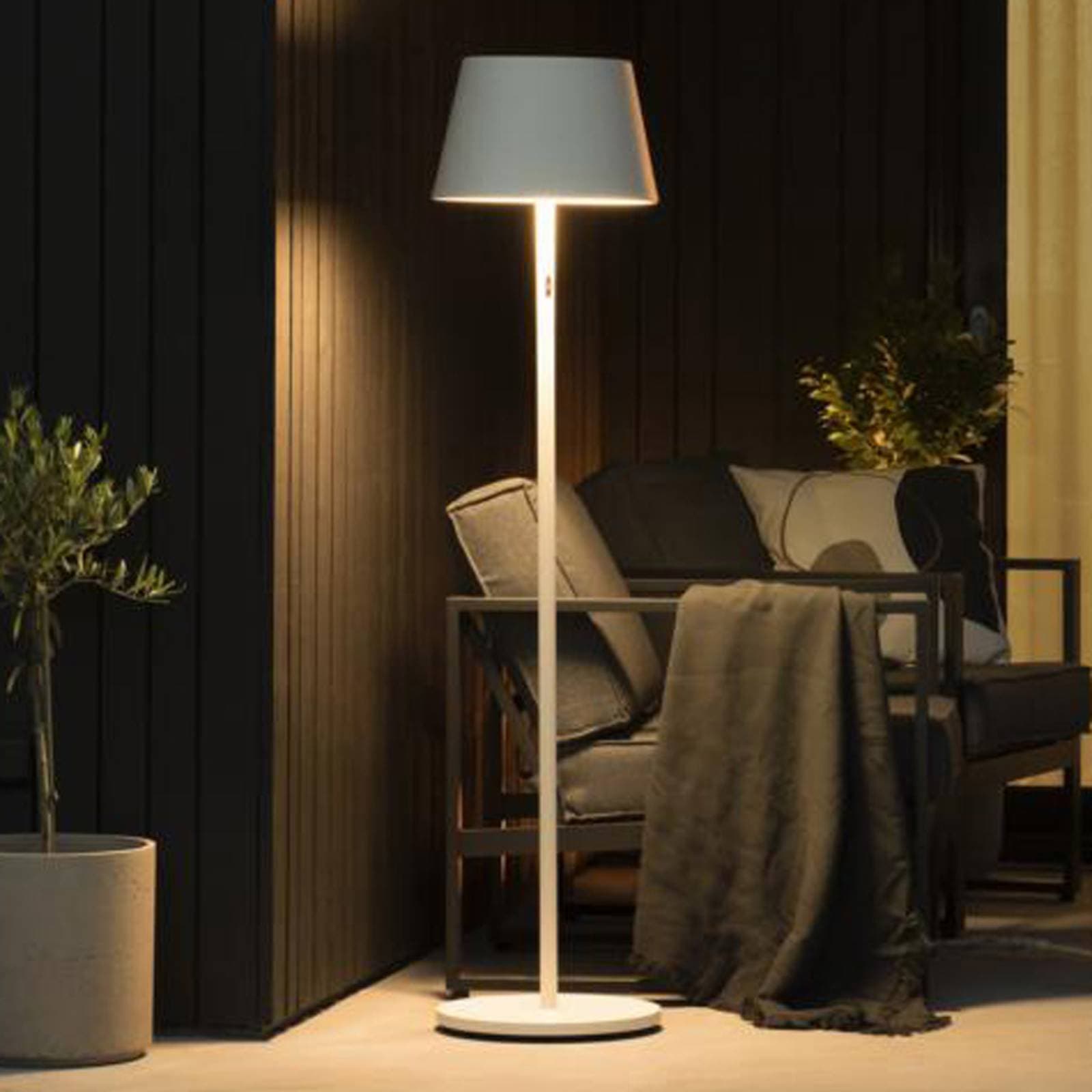 Stojacia LED lampa Pomezia do exteriéru, USB biela